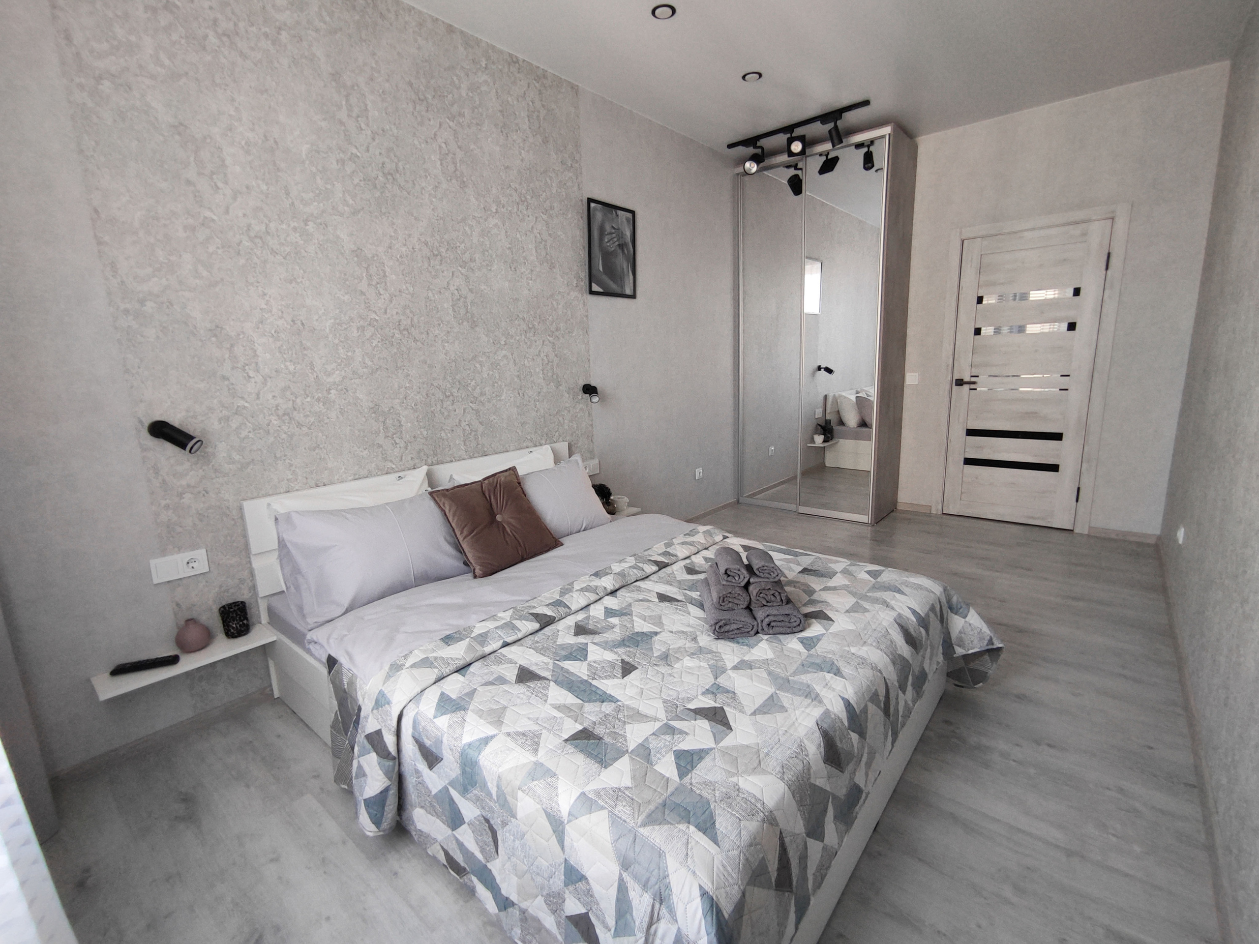 Фотосессия коммерческой недвижимости. Квартиры, комната с большой кроватью, чистая аккуратная.