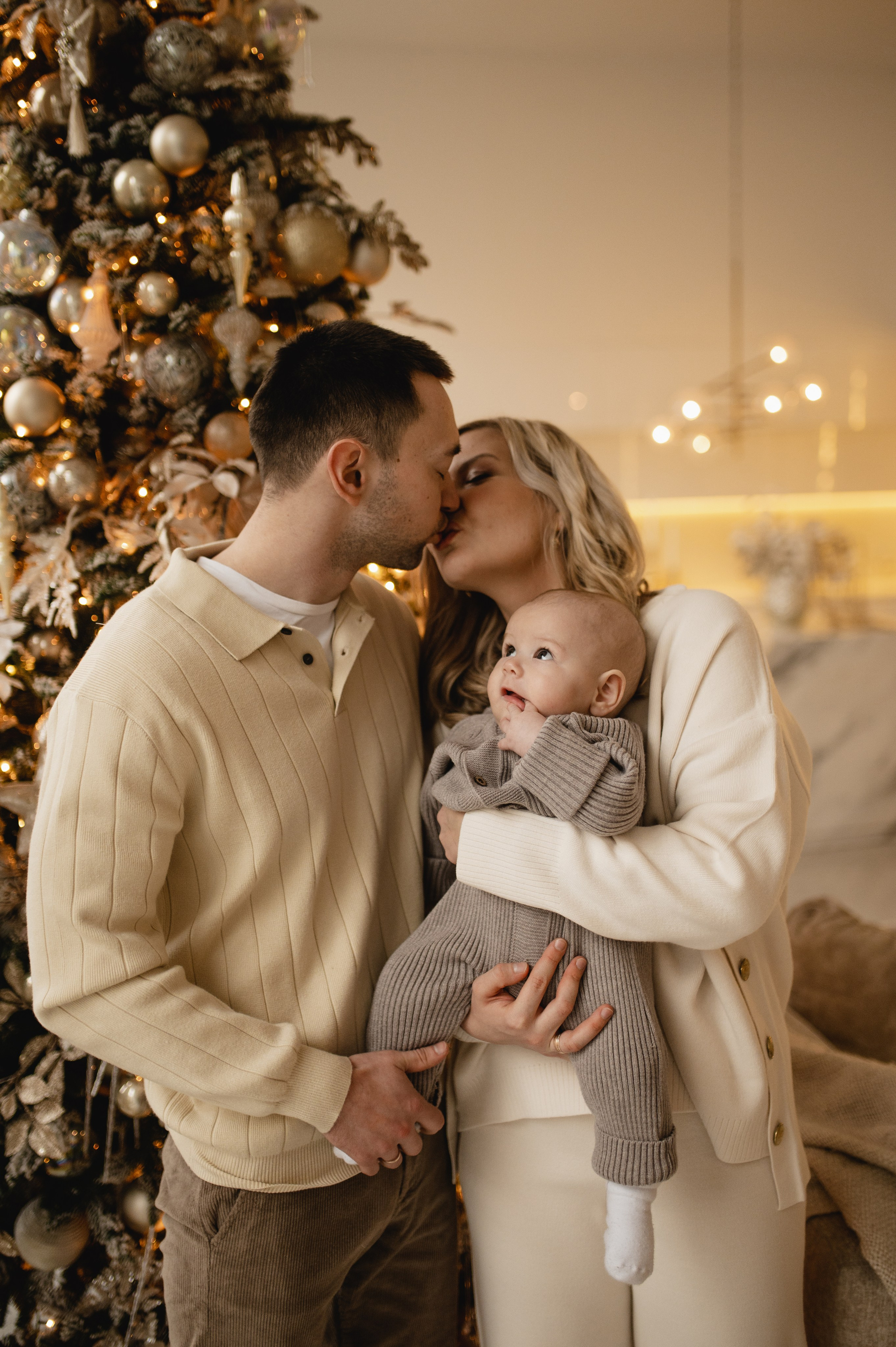 Новогодняя фотосессия в студии с малышом 6 месяцев в Бутово. Семейная фотосессия Бутово Москва фотограф Алина Морщагина