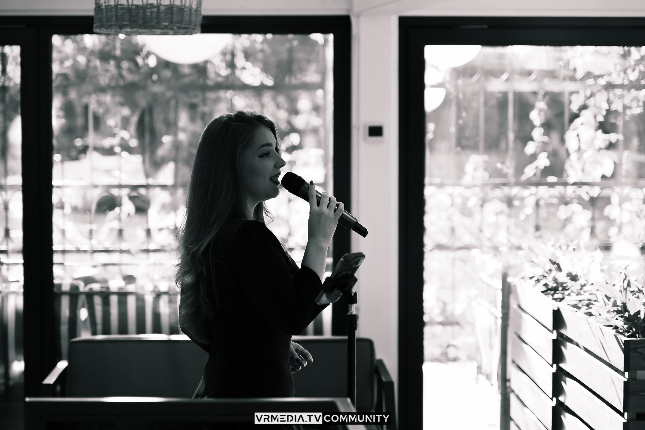 Ресторан «Volna»: Вокальный вечер на летней веранде «Хочу на дачу»