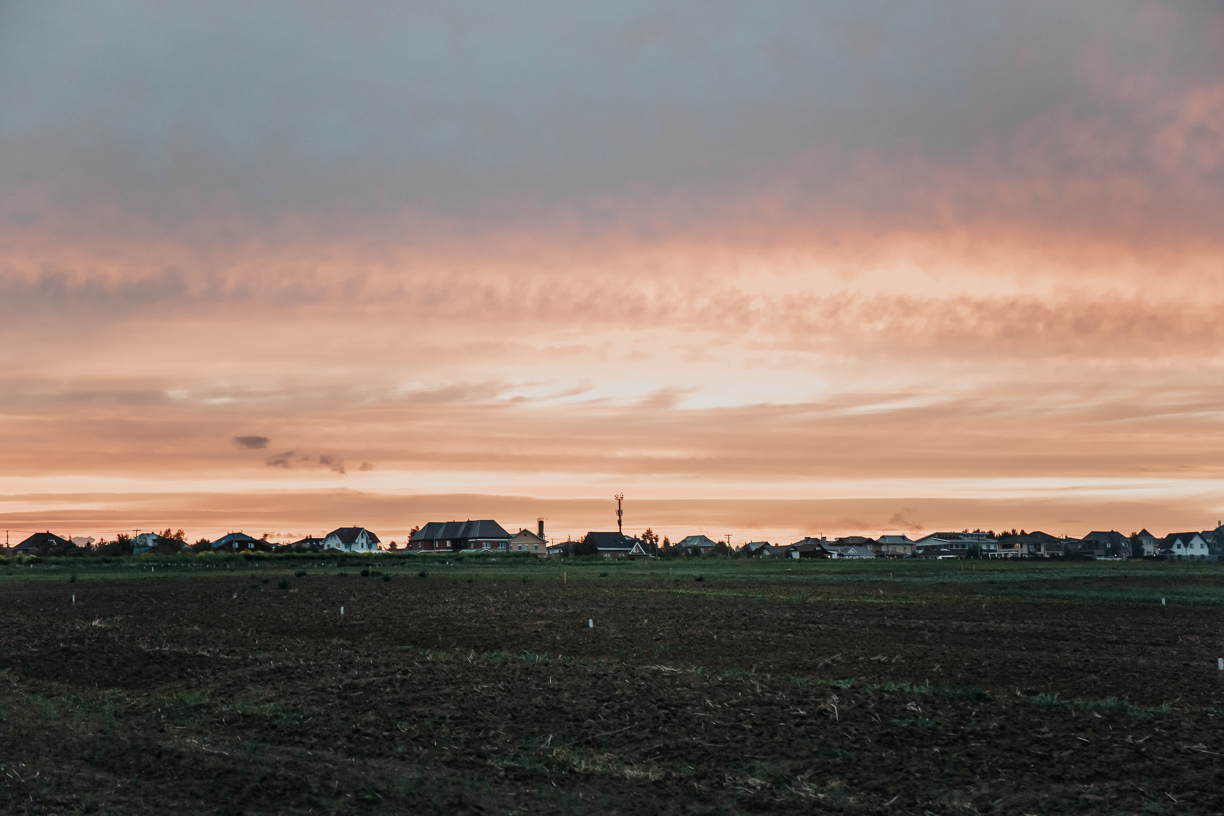 Закат. Для тех, кто не ждёт удачи, а создаёт её. Каждая фотосессия — это твой момент, твой стиль, твой успех. 📸
