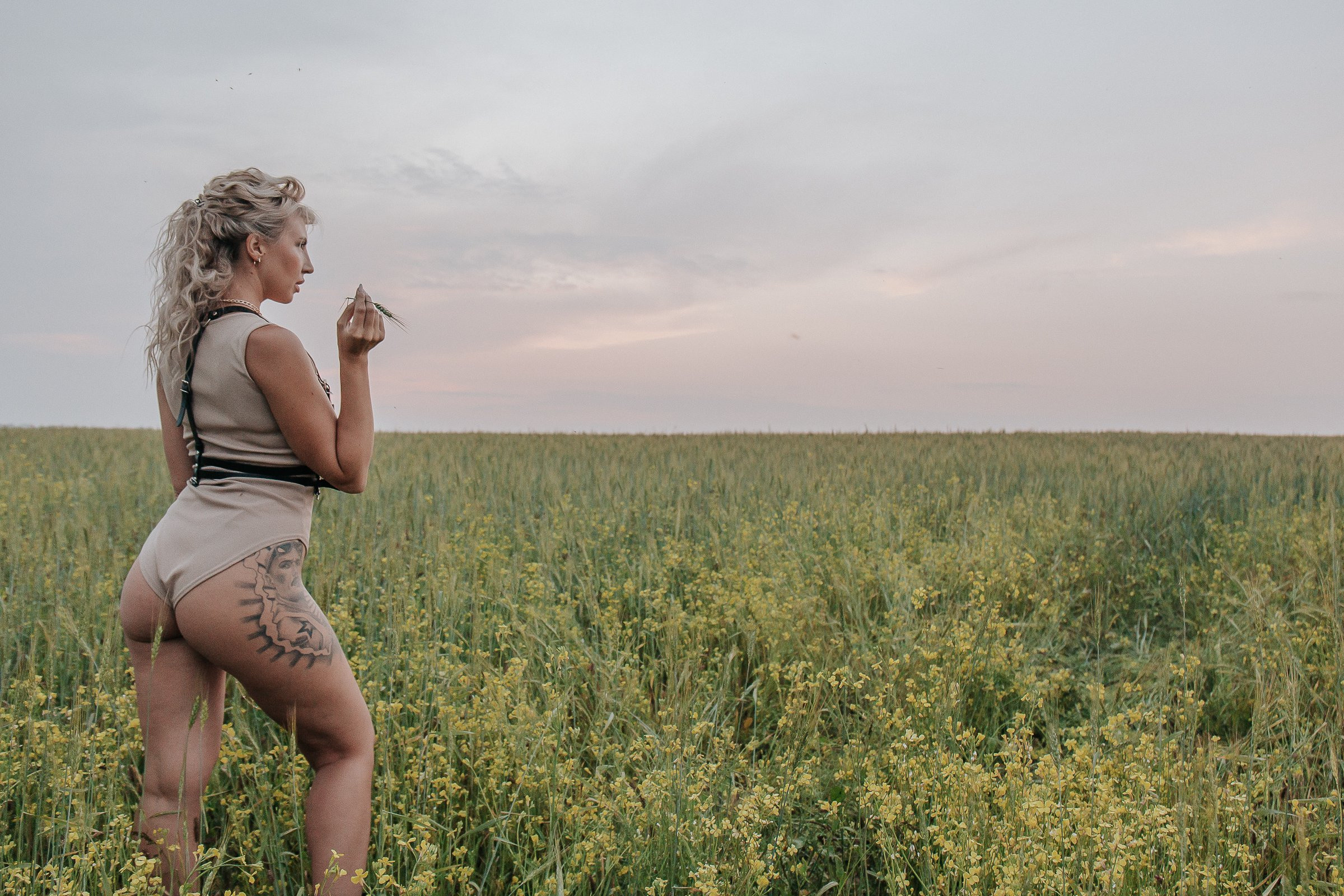 В поле. Для тех, кто не ждёт удачи, а создаёт её. Каждая фотосессия — это твой момент, твой стиль, твой успех. 📸