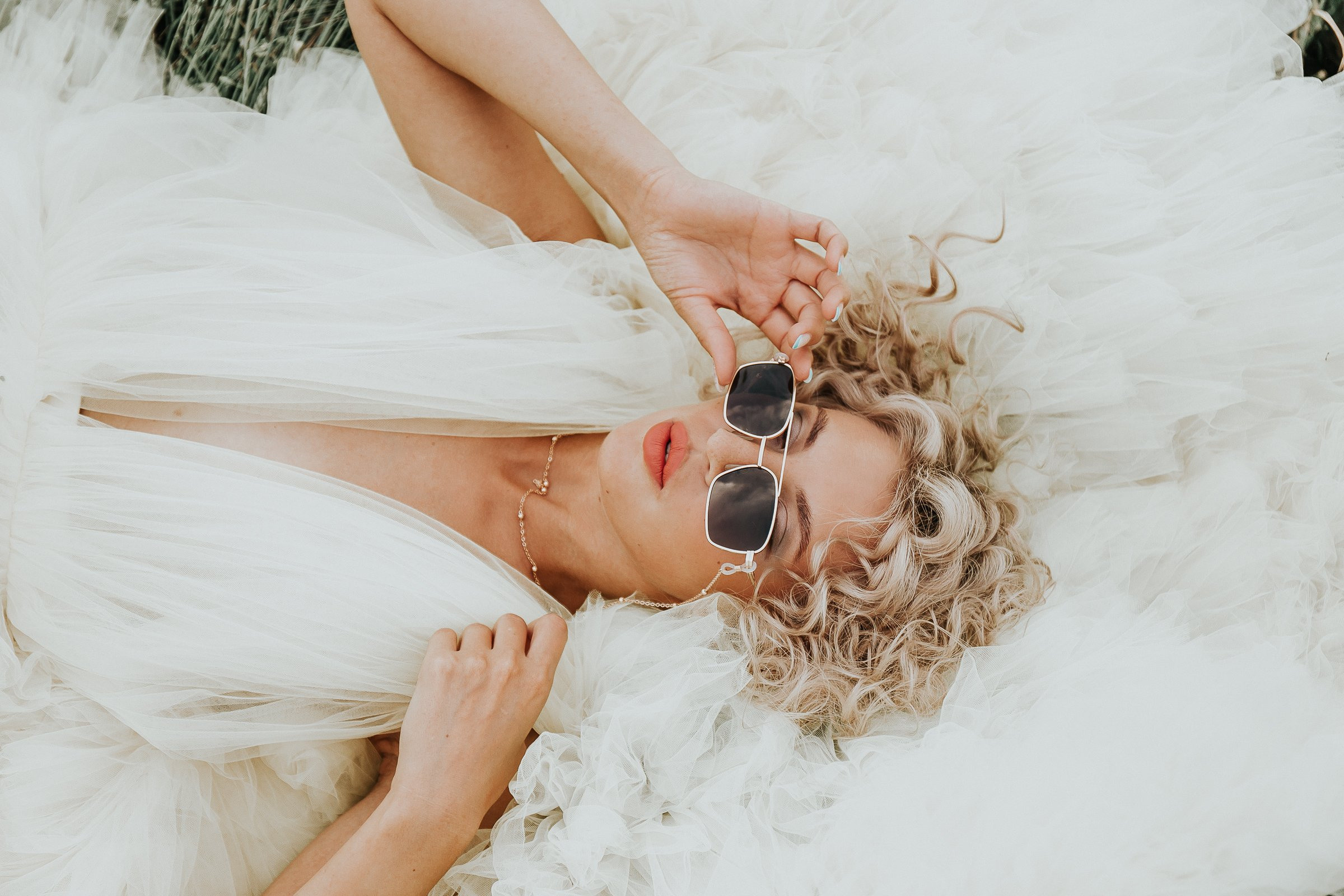 В поле. Для тех, кто не ждёт удачи, а создаёт её. Каждая фотосессия — это твой момент, твой стиль, твой успех. 📸