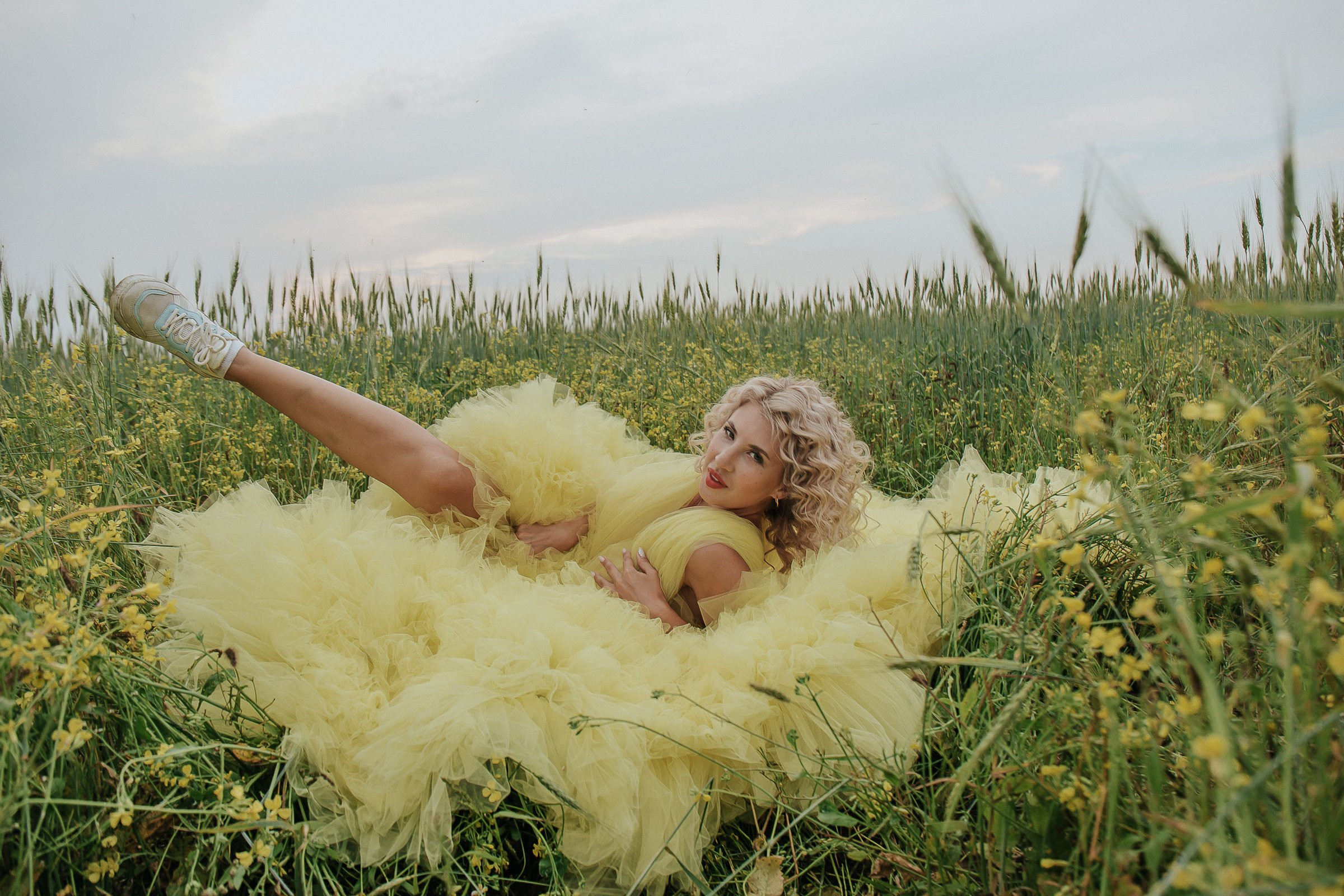 В поле. Для тех, кто не ждёт удачи, а создаёт её. Каждая фотосессия — это твой момент, твой стиль, твой успех. 📸