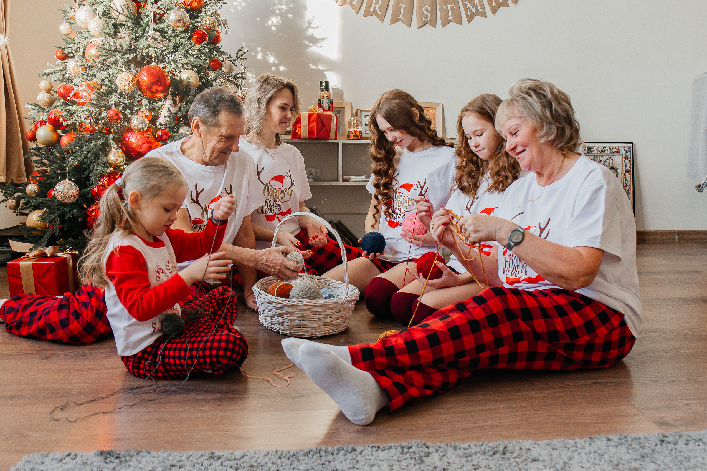 Новогодняя сказка. Для тех, кто не ждёт удачи, а создаёт её. Каждая фотосессия — это твой момент, твой стиль, твой успех. 📸