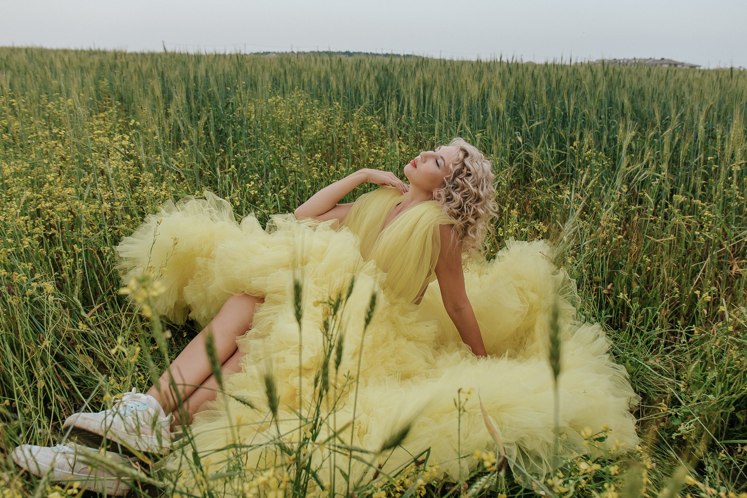 В поле. Для тех, кто не ждёт удачи, а создаёт её. Каждая фотосессия — это твой момент, твой стиль, твой успех. 📸