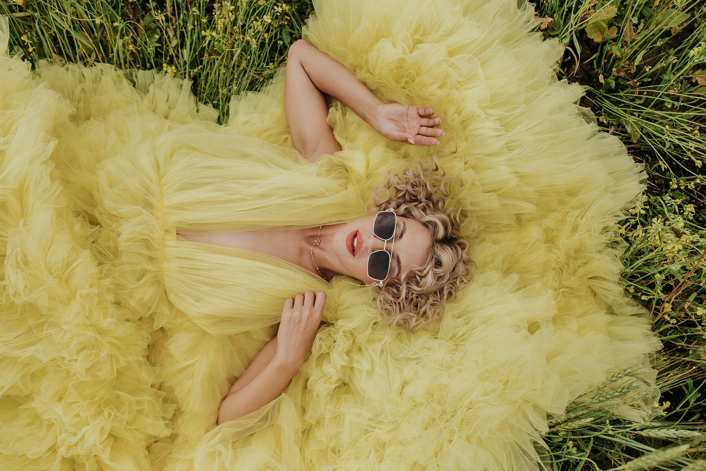 В поле. Для тех, кто не ждёт удачи, а создаёт её. Каждая фотосессия — это твой момент, твой стиль, твой успех. 📸