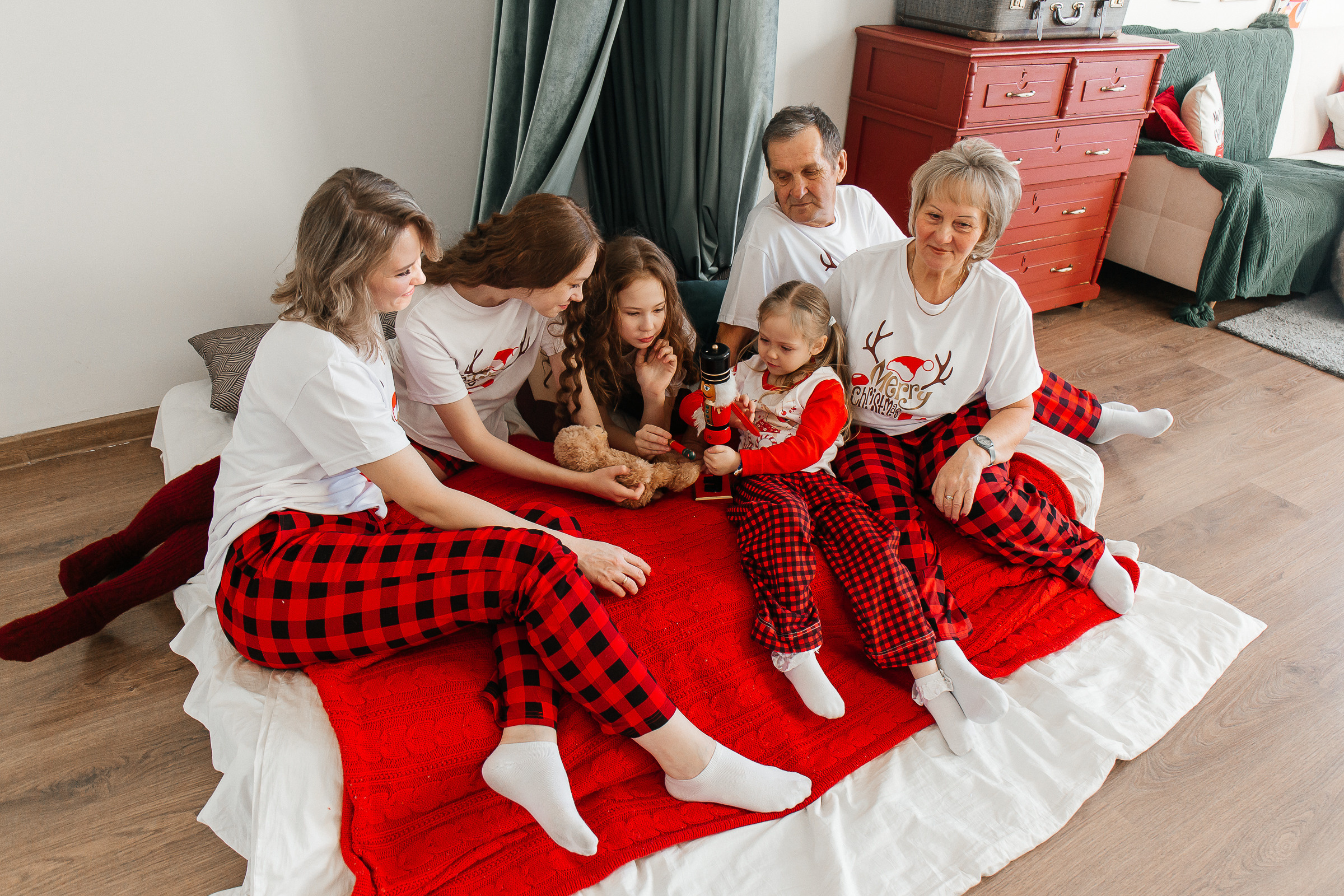 Новогодняя сказка. Для тех, кто не ждёт удачи, а создаёт её. Каждая фотосессия — это твой момент, твой стиль, твой успех. 📸