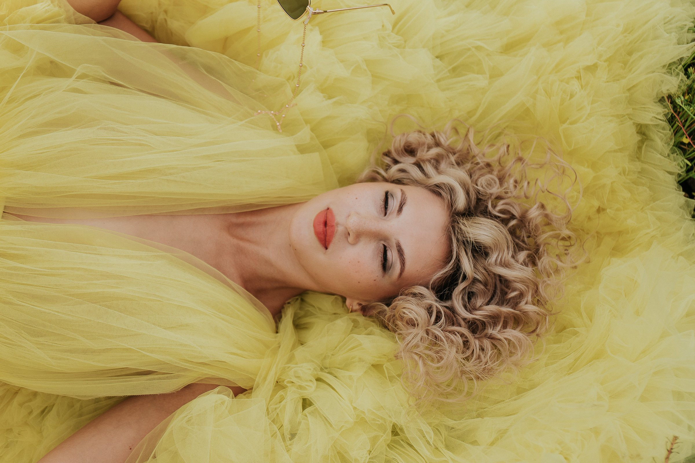 В поле. Для тех, кто не ждёт удачи, а создаёт её. Каждая фотосессия — это твой момент, твой стиль, твой успех. 📸