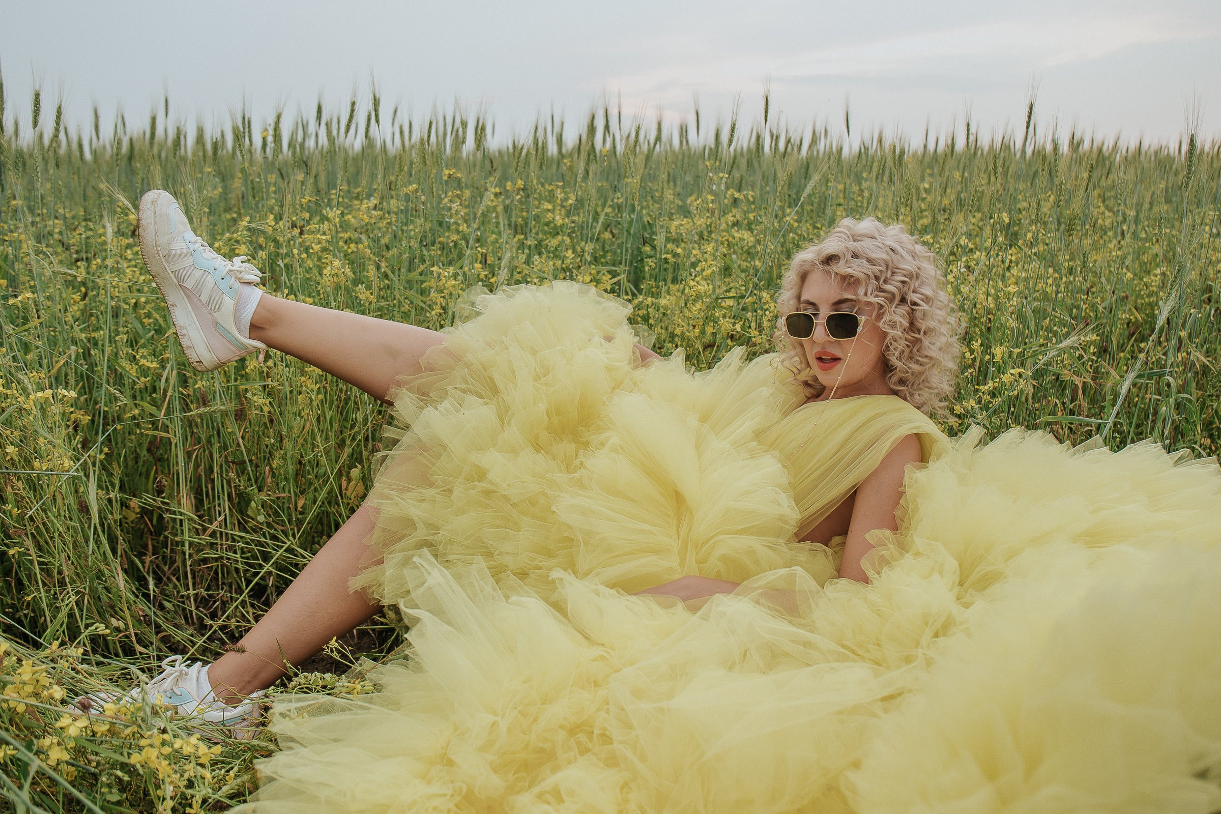 В поле. Для тех, кто не ждёт удачи, а создаёт её. Каждая фотосессия — это твой момент, твой стиль, твой успех. 📸