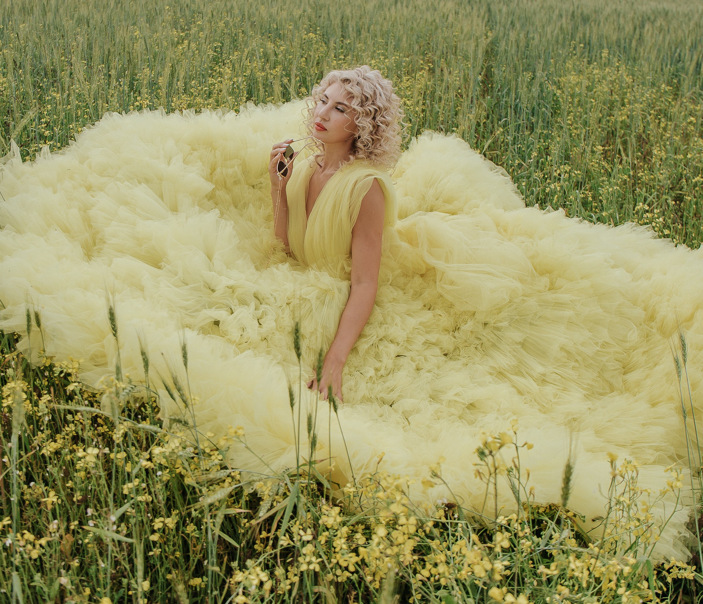 В поле. Для тех, кто не ждёт удачи, а создаёт её. Каждая фотосессия — это твой момент, твой стиль, твой успех. 📸