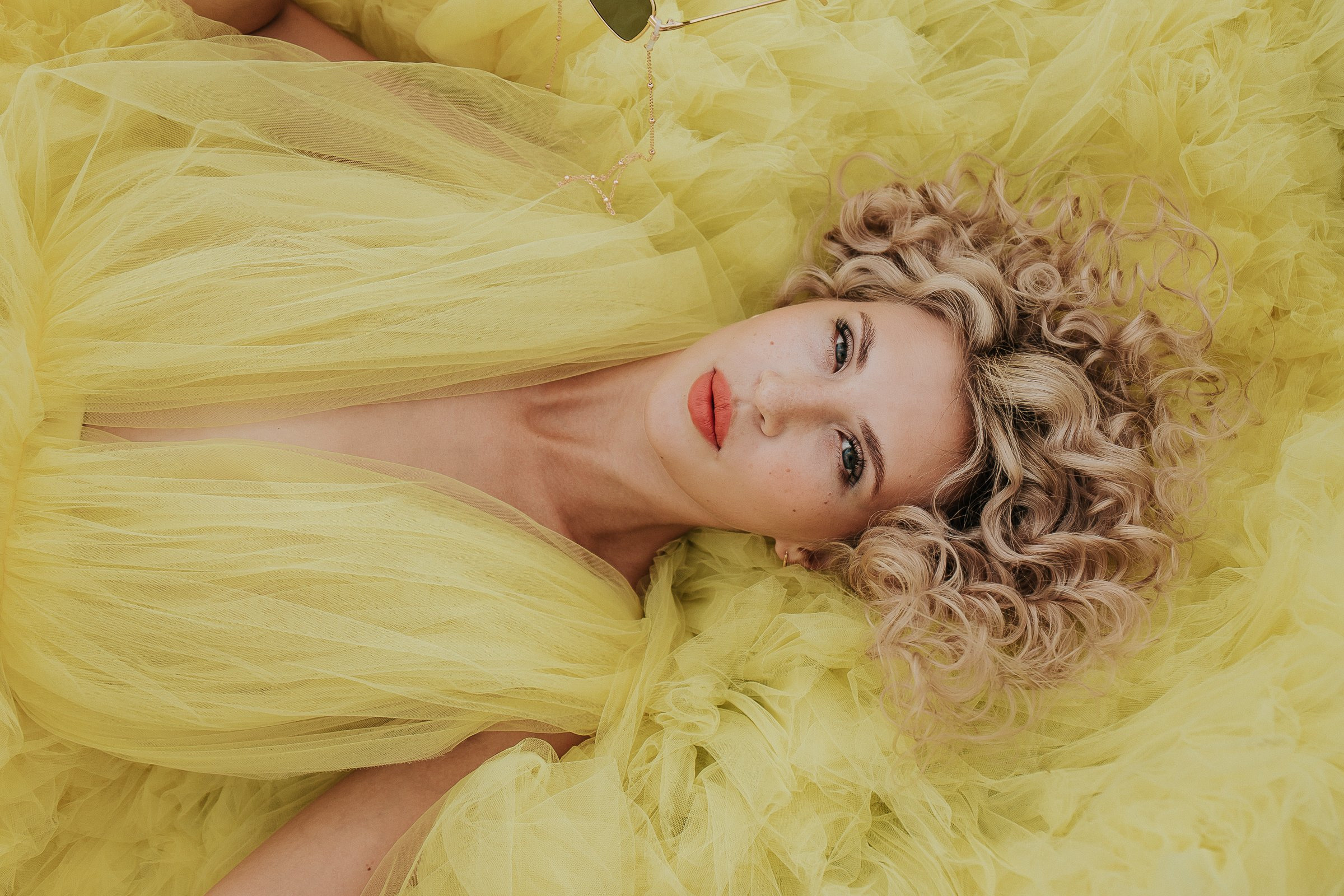 В поле. Для тех, кто не ждёт удачи, а создаёт её. Каждая фотосессия — это твой момент, твой стиль, твой успех. 📸