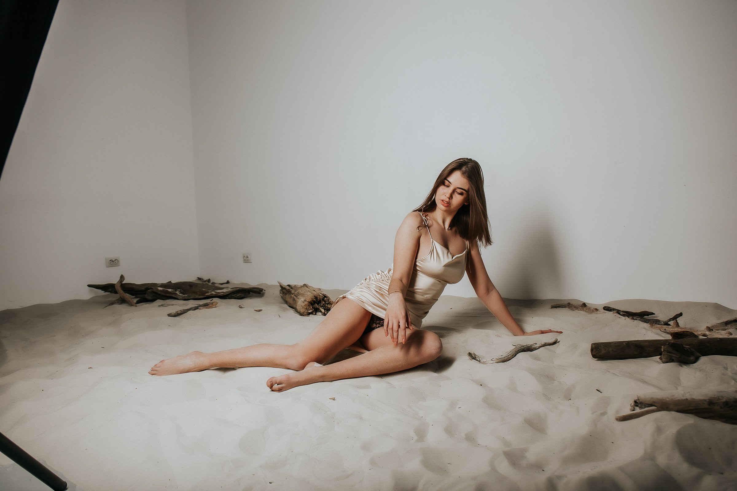 На песке. Для тех, кто не ждёт удачи, а создаёт её. Каждая фотосессия — это твой момент, твой стиль, твой успех. 📸