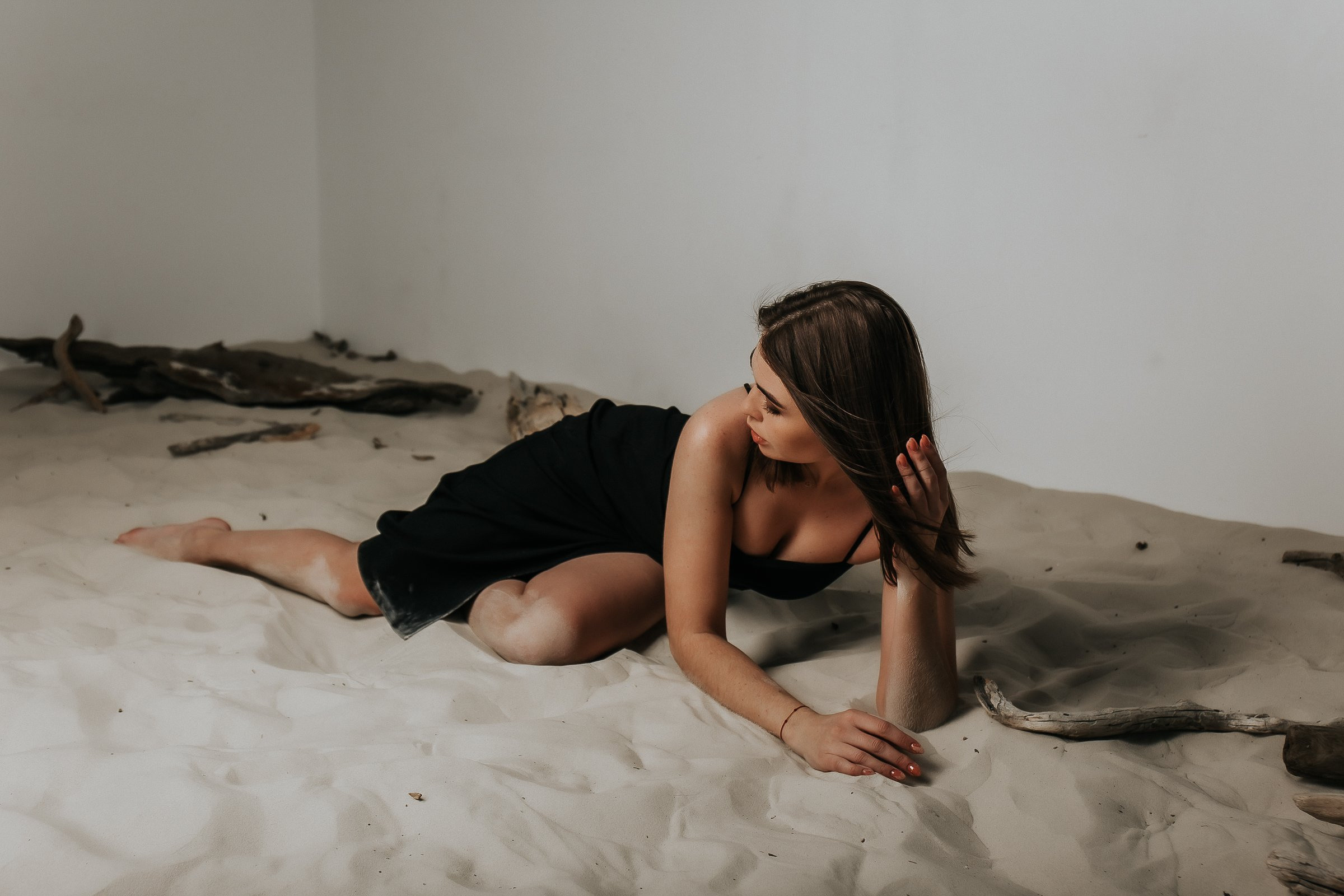 На песке. Для тех, кто не ждёт удачи, а создаёт её. Каждая фотосессия — это твой момент, твой стиль, твой успех. 📸