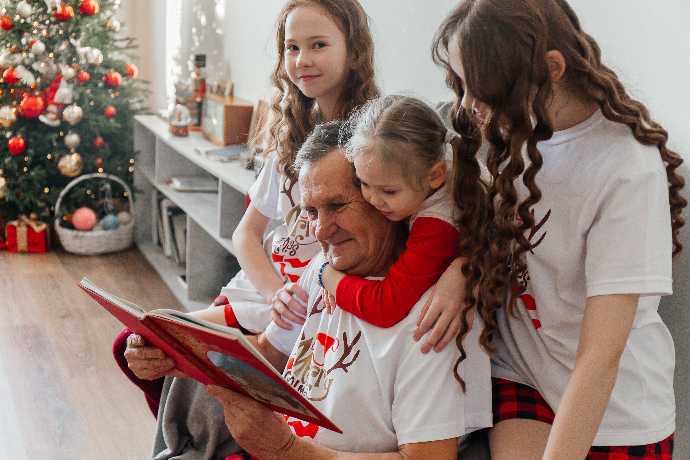 Новогодняя сказка. Для тех, кто не ждёт удачи, а создаёт её. Каждая фотосессия — это твой момент, твой стиль, твой успех. 📸