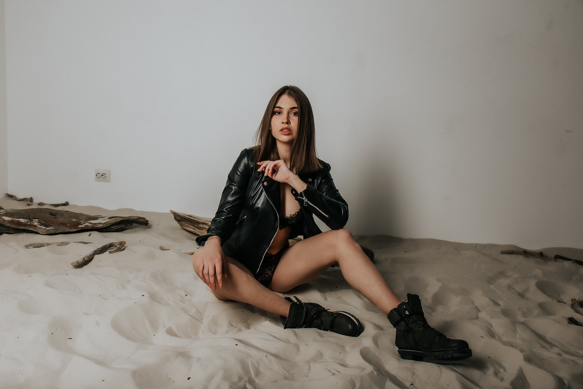 На песке. Для тех, кто не ждёт удачи, а создаёт её. Каждая фотосессия — это твой момент, твой стиль, твой успех. 📸