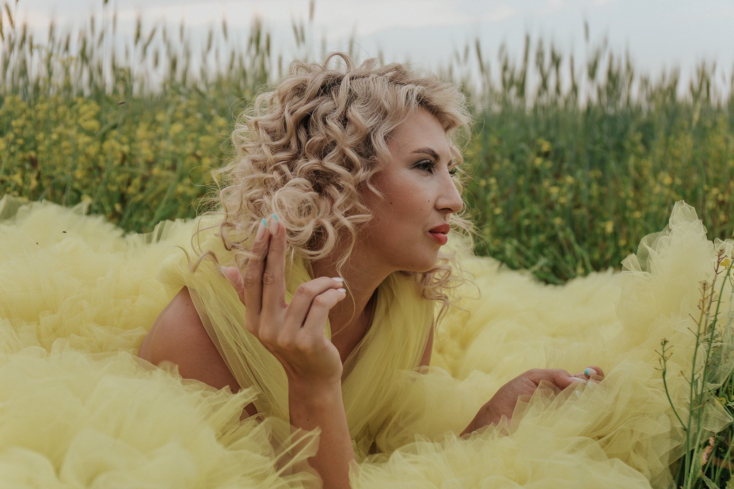 В поле. Для тех, кто не ждёт удачи, а создаёт её. Каждая фотосессия — это твой момент, твой стиль, твой успех. 📸