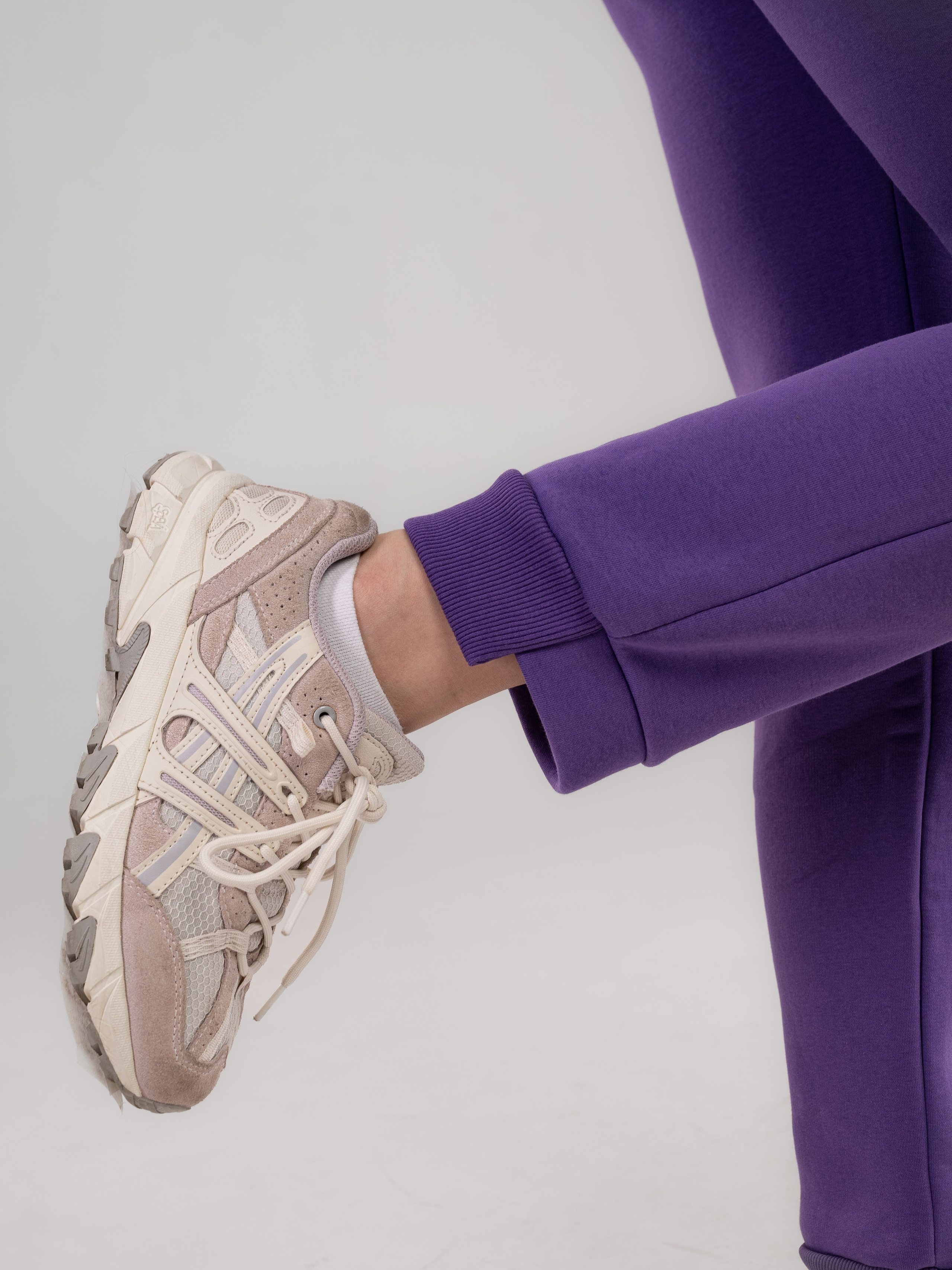 Спортивные костюмы и брюки с большой палитрой цветов!. Предметный фотограф, фото для маркетплейсов Пятигорск, КМВ