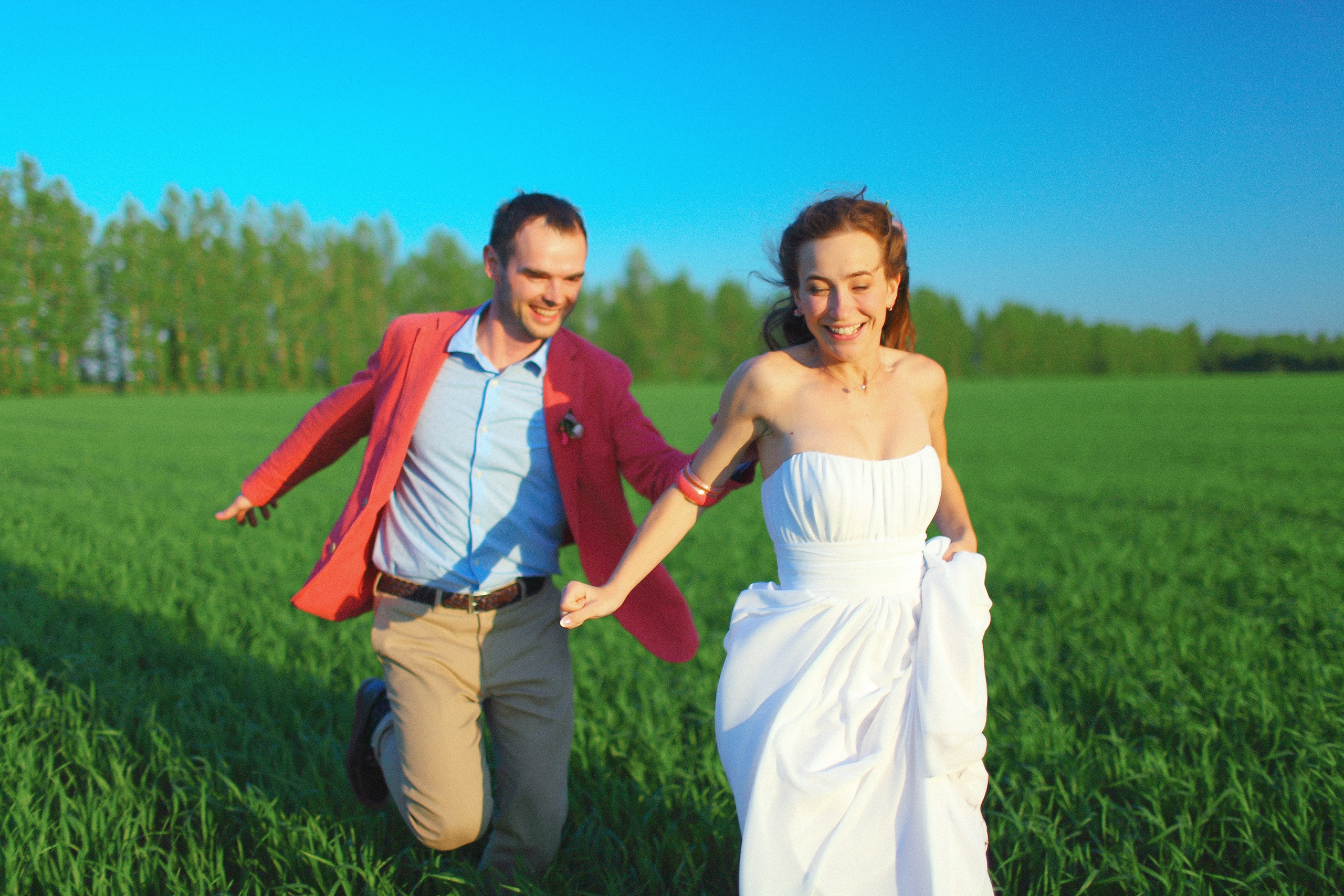 Душевная фотосессия пары в поле. Свадебный и репортажный фотограф в Ярославле и Санкт-Петербурге Роман Микрюков