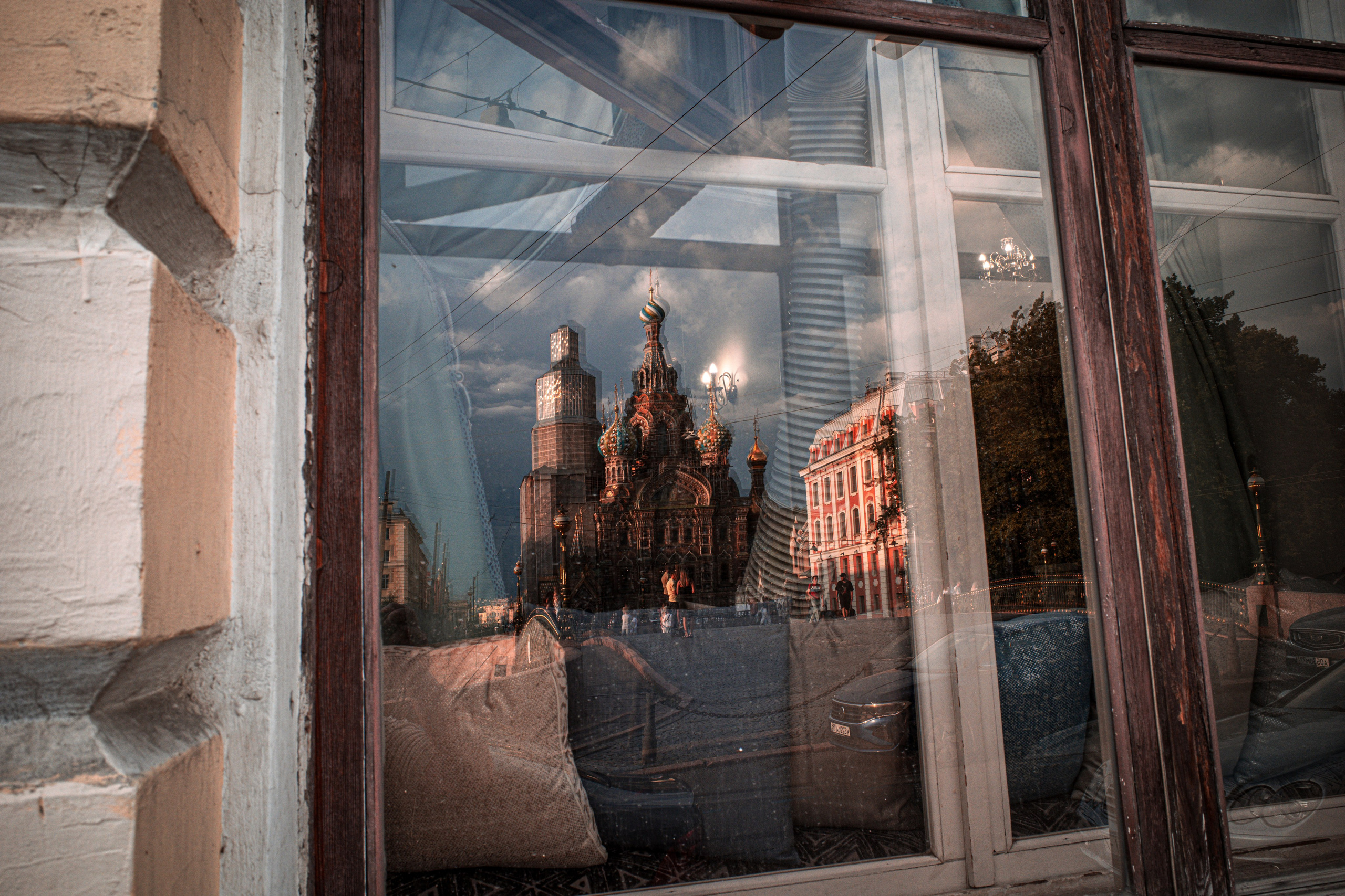 Отражение Спаса на Крови в окне здания