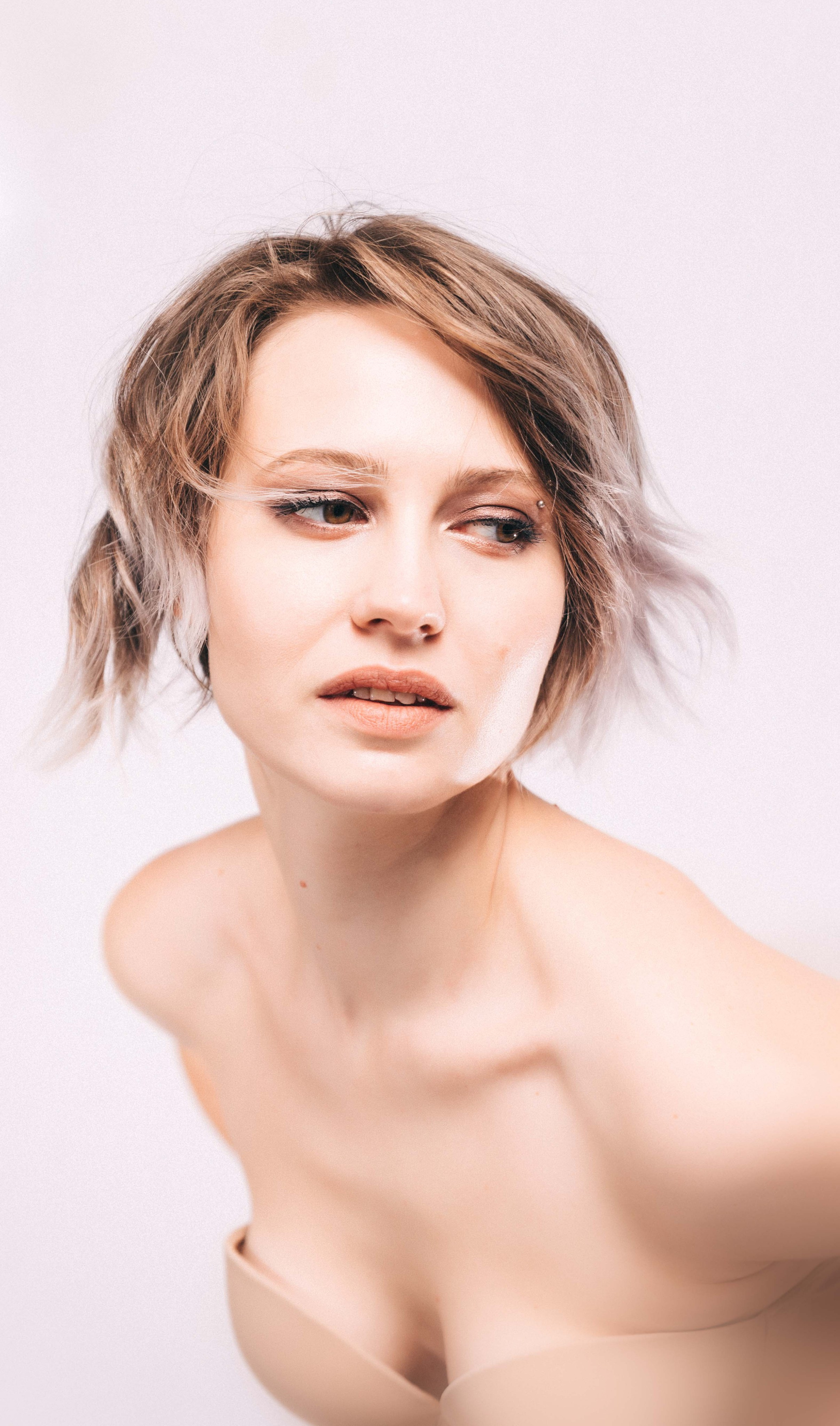 Саша и вино | портреты на белом фоне. Фотограф и видеограф в Москве и Абу Даби Мария Кулагина