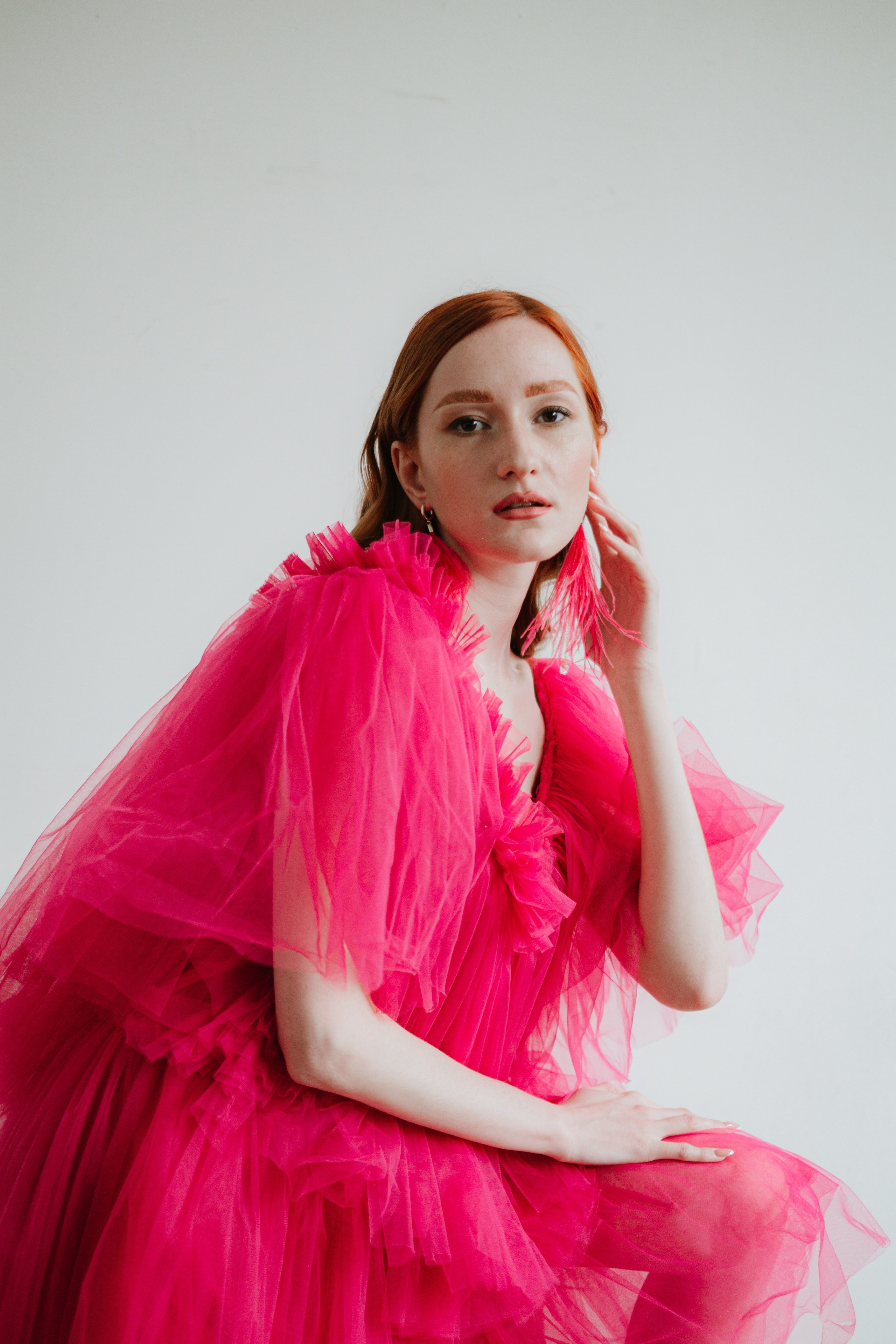 Студийная фотосессия в Москве, с красивым платьем цвета фуксии