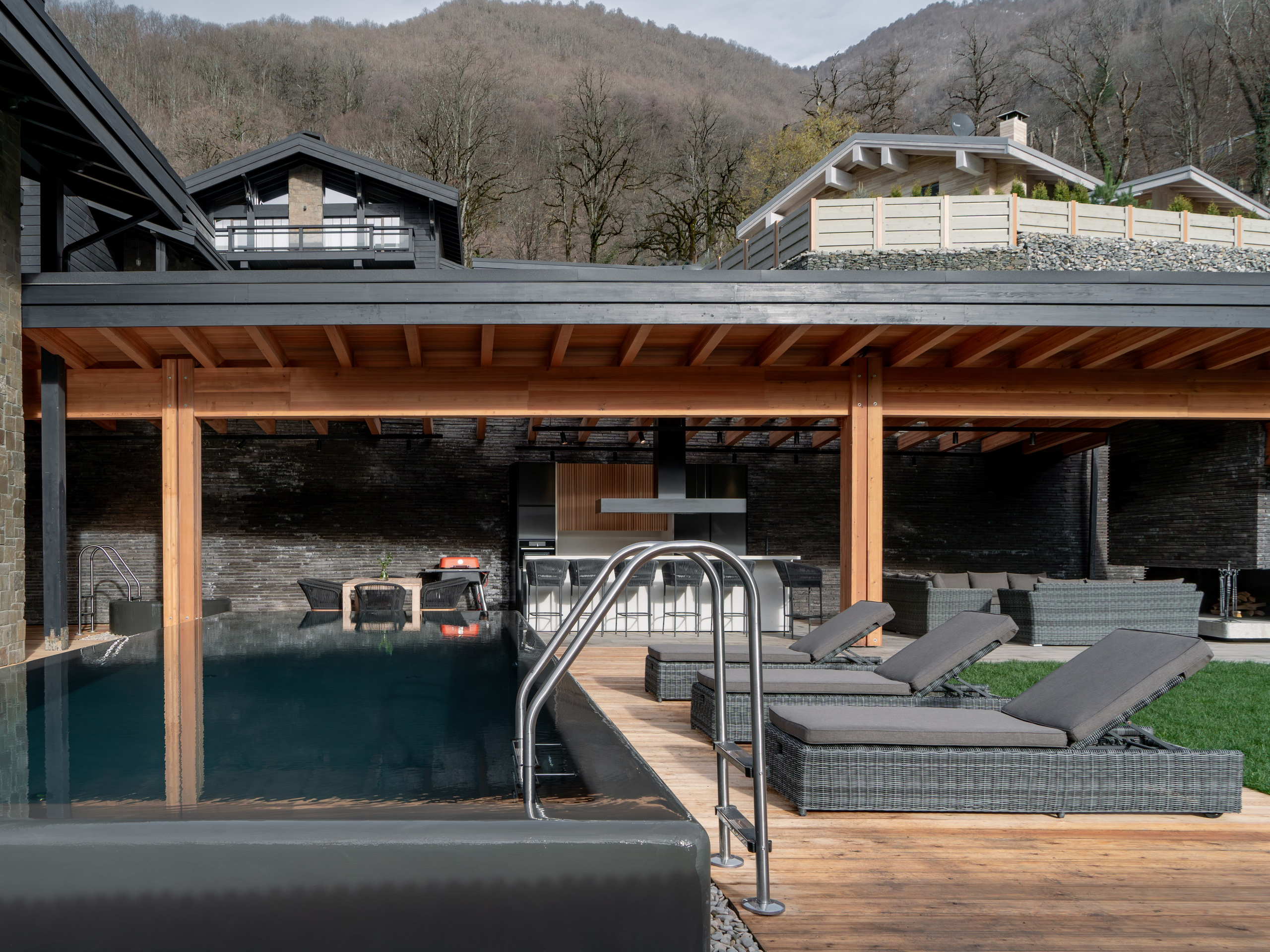 Загородный комплекс в стиле шале — экстерьер. Репортажный фотограф в Красной Поляне и Сочи Павлюченко Екатерина