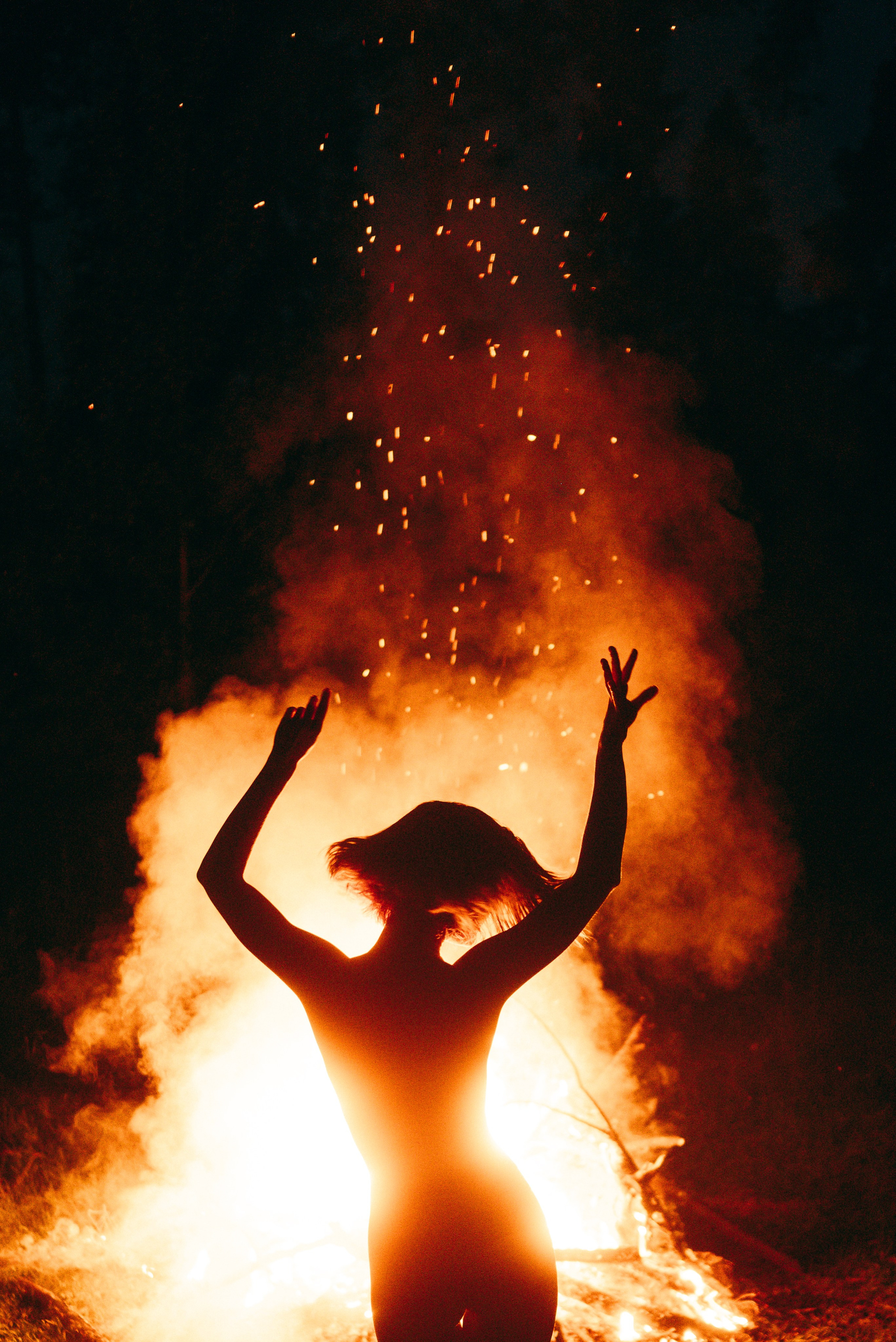 Женская съёмка с костром. Фотоведьма Дарья Нечинская