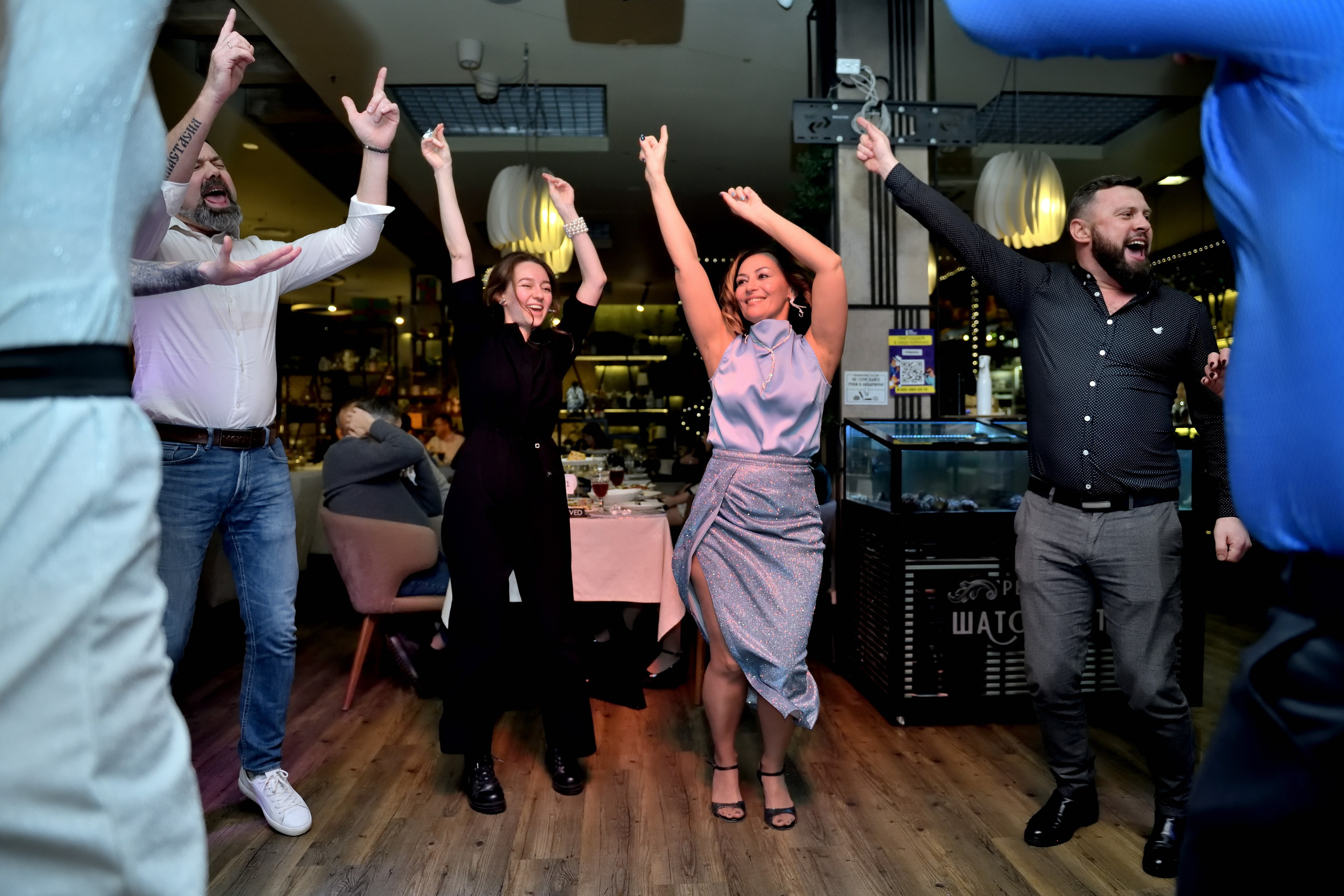 "Сотрудники танцуют на новогоднем корпоративе".