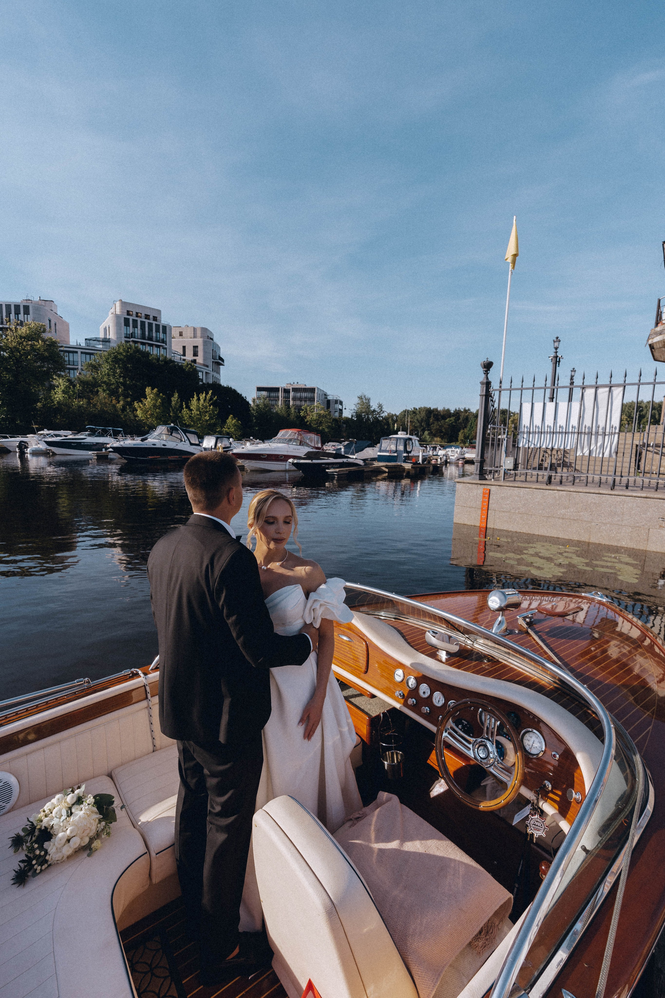 СВАДЕНБНАЯ СЬЕМКА НА КАТЕРЕ ПО КАНАЛАМ САНКТ-ПЕТЕРБУРГА И В АКВАТОРИИ НЕВЫ. Профессиональный фотограф, Санкт-Петербург — Виктория Богомолова