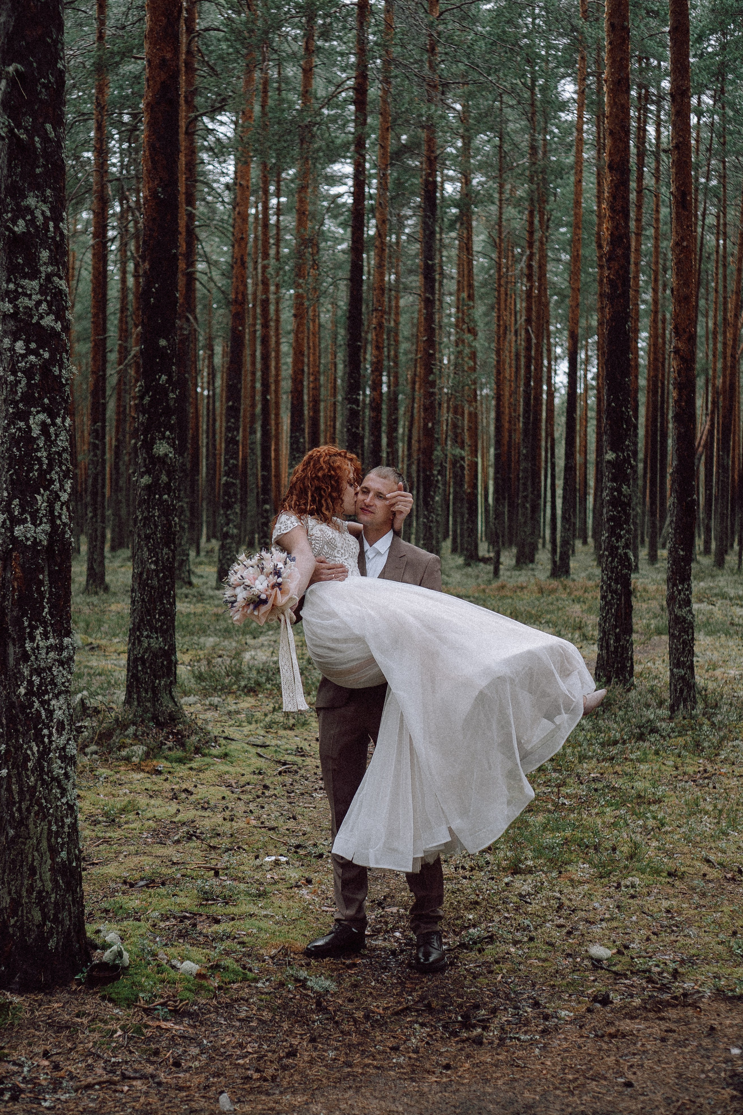 СВАДЕБНАЯ ФОТОСЕССИИЯ ПАРЫ В ГОРОДЕ ПРИОЗЕРСК В СОСНОВОМ ЛЕСУ И С ПИКАПОМ. Профессиональный фотограф, Санкт-Петербург — Виктория Богомолова