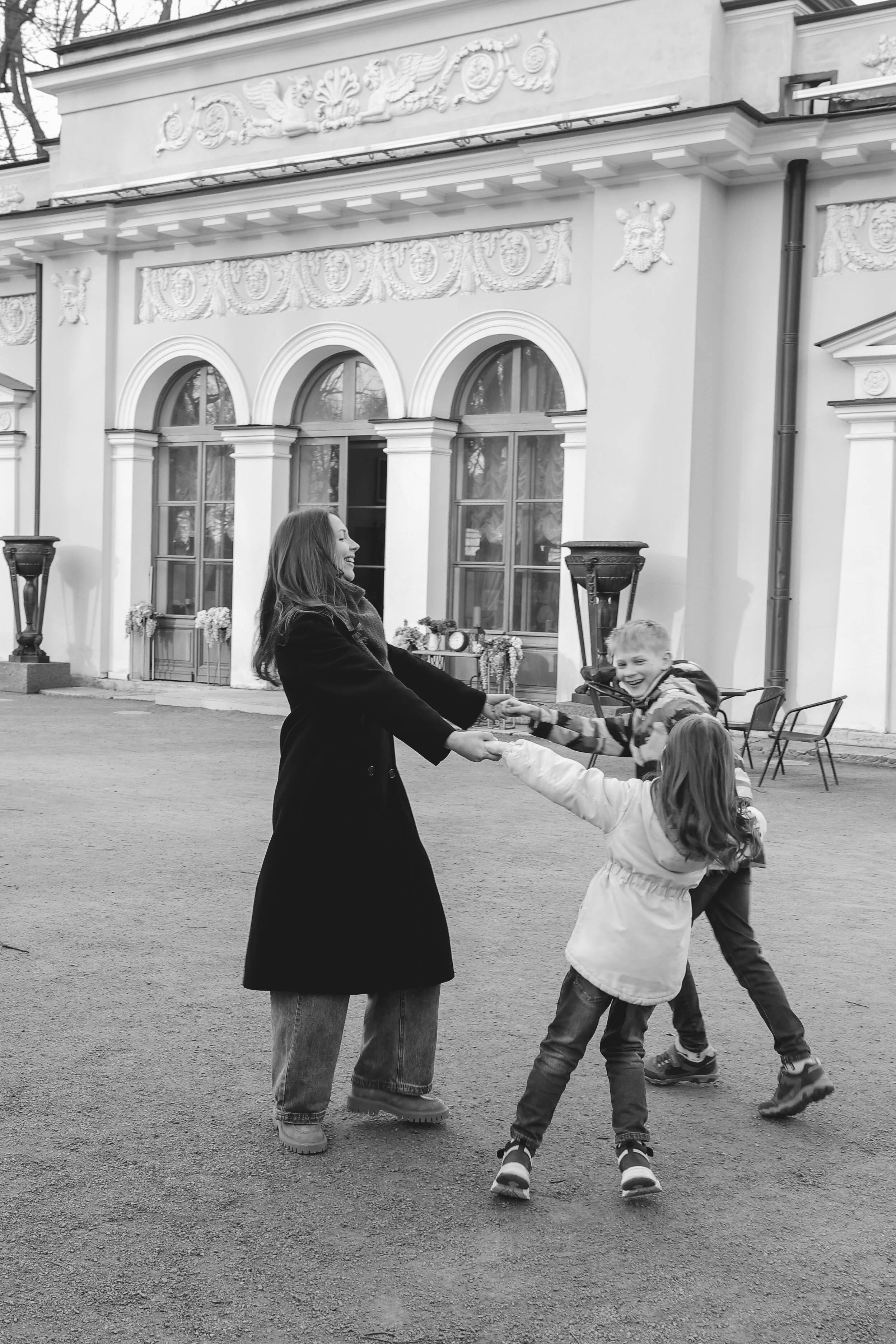 мама с детьми на прогулке фотосессия спб
