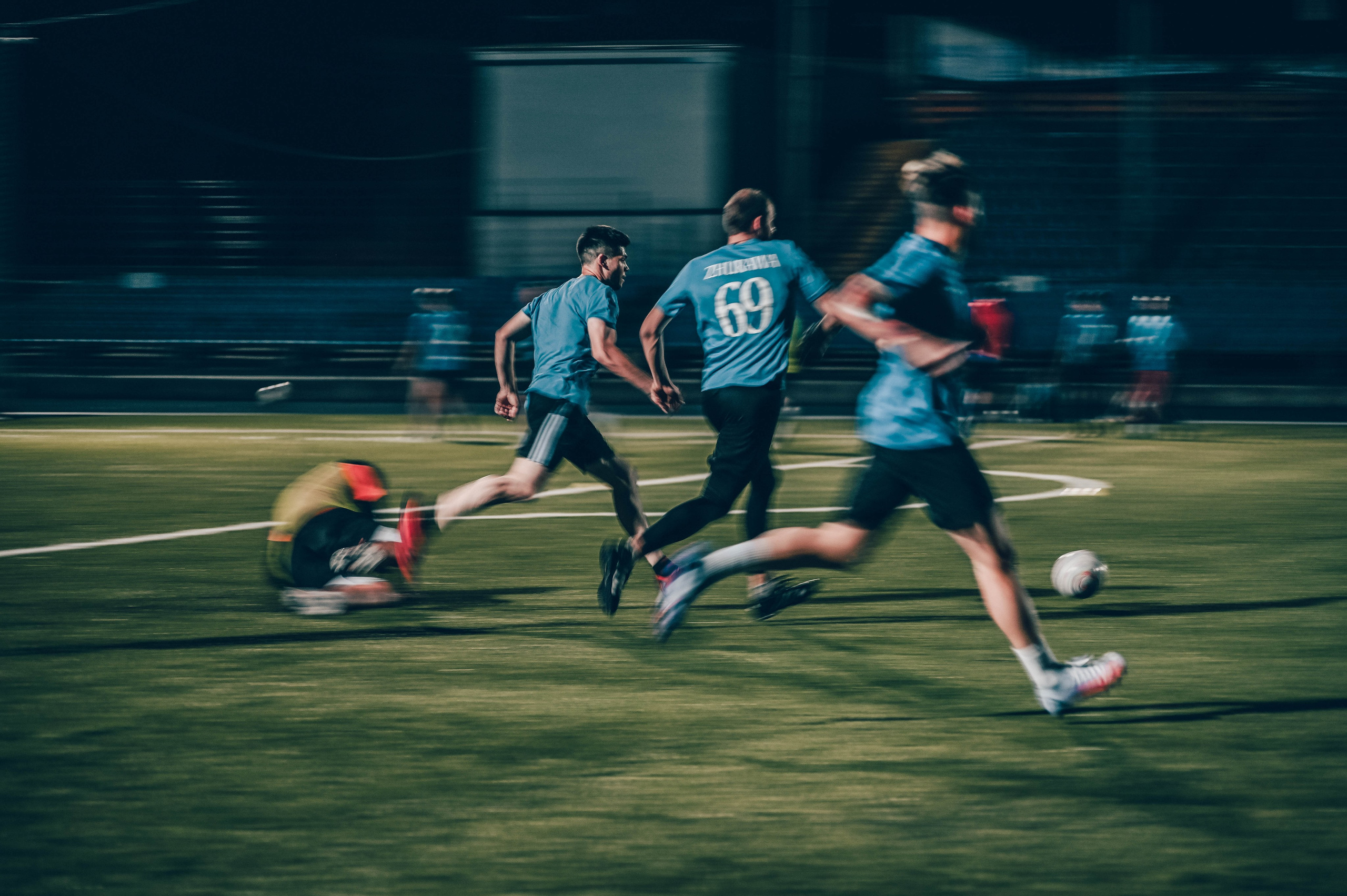 Фотосъёмка футбольной тренировки на стадионе. Фотограф Александр Орымбаев