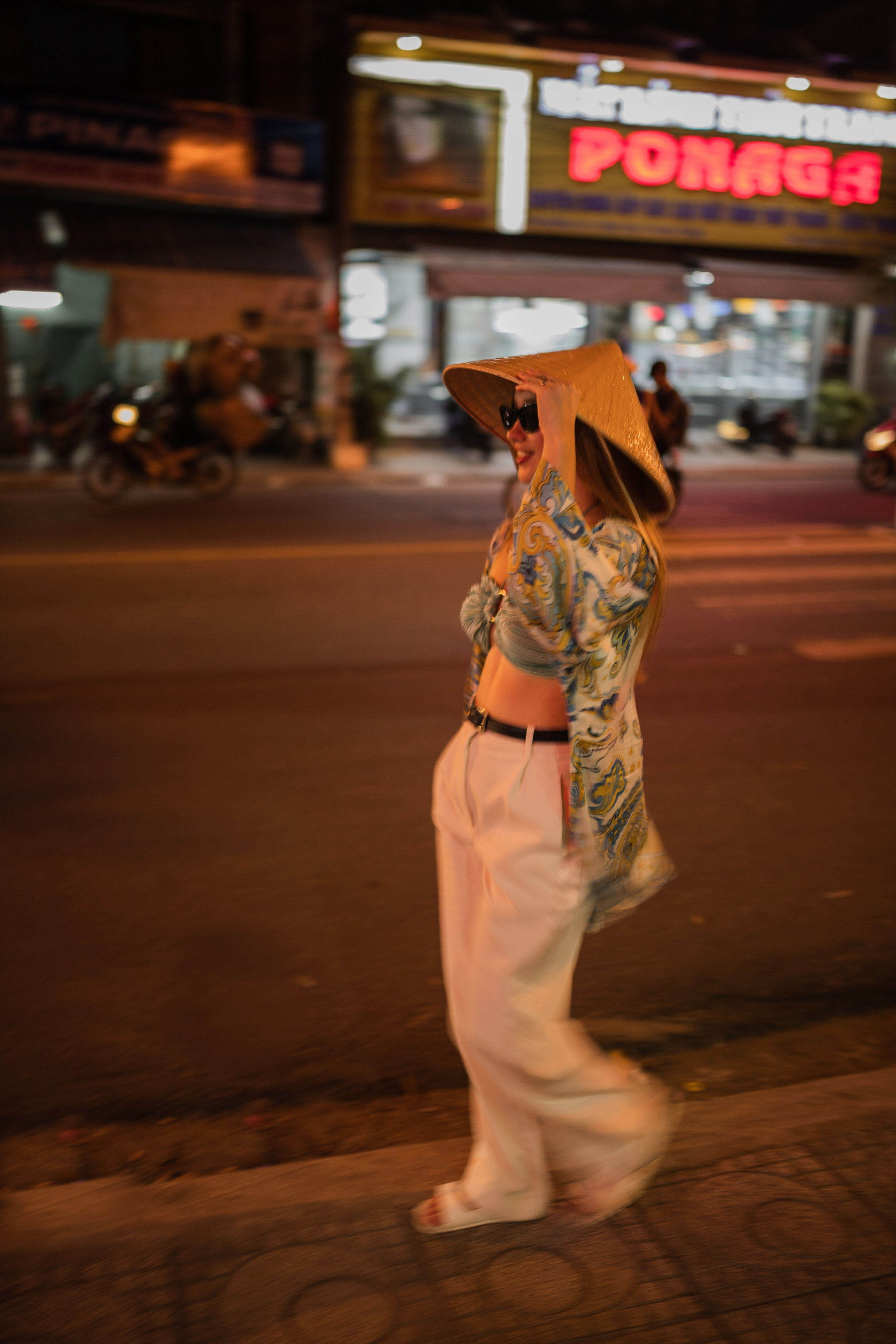 Елизавета на улицах Вьетнама. Главная