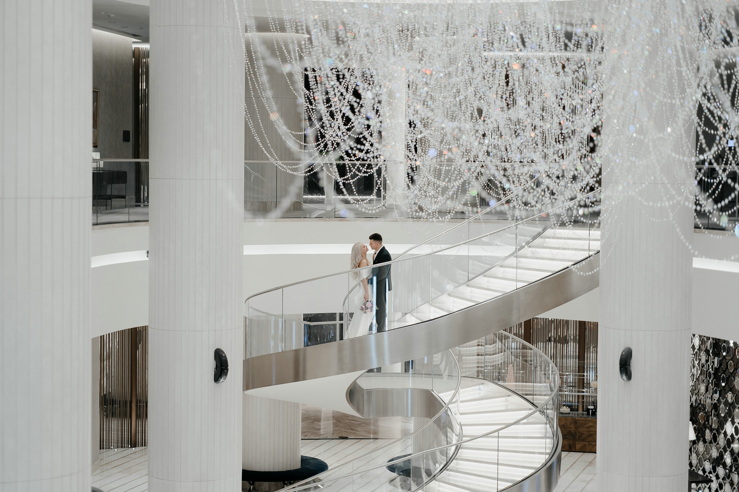 Свадебная фотосессия на лестнице Хаятт Ридженси Москва