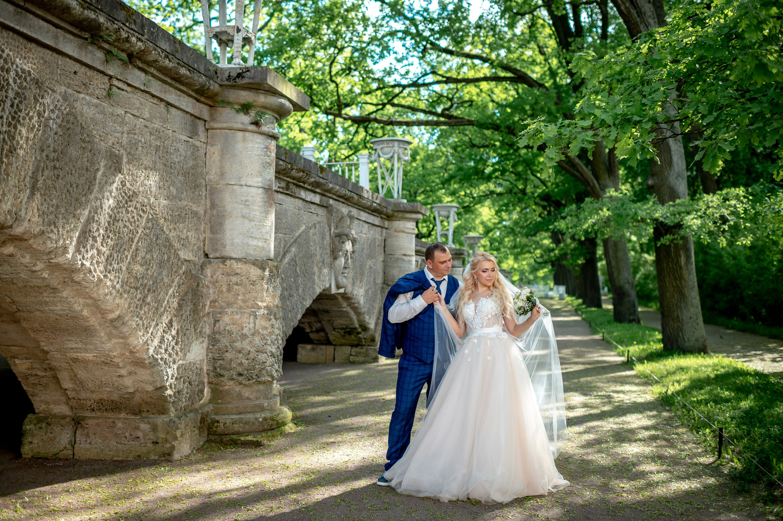 Евгения (фотосессия с малиновым chevrolet camaro, в сирени в Пушкине в Екатерининском парке). Портретный, семейный и свадебный фотограф в Санкт-Петербурге и в Пушкине Ширяев Денис