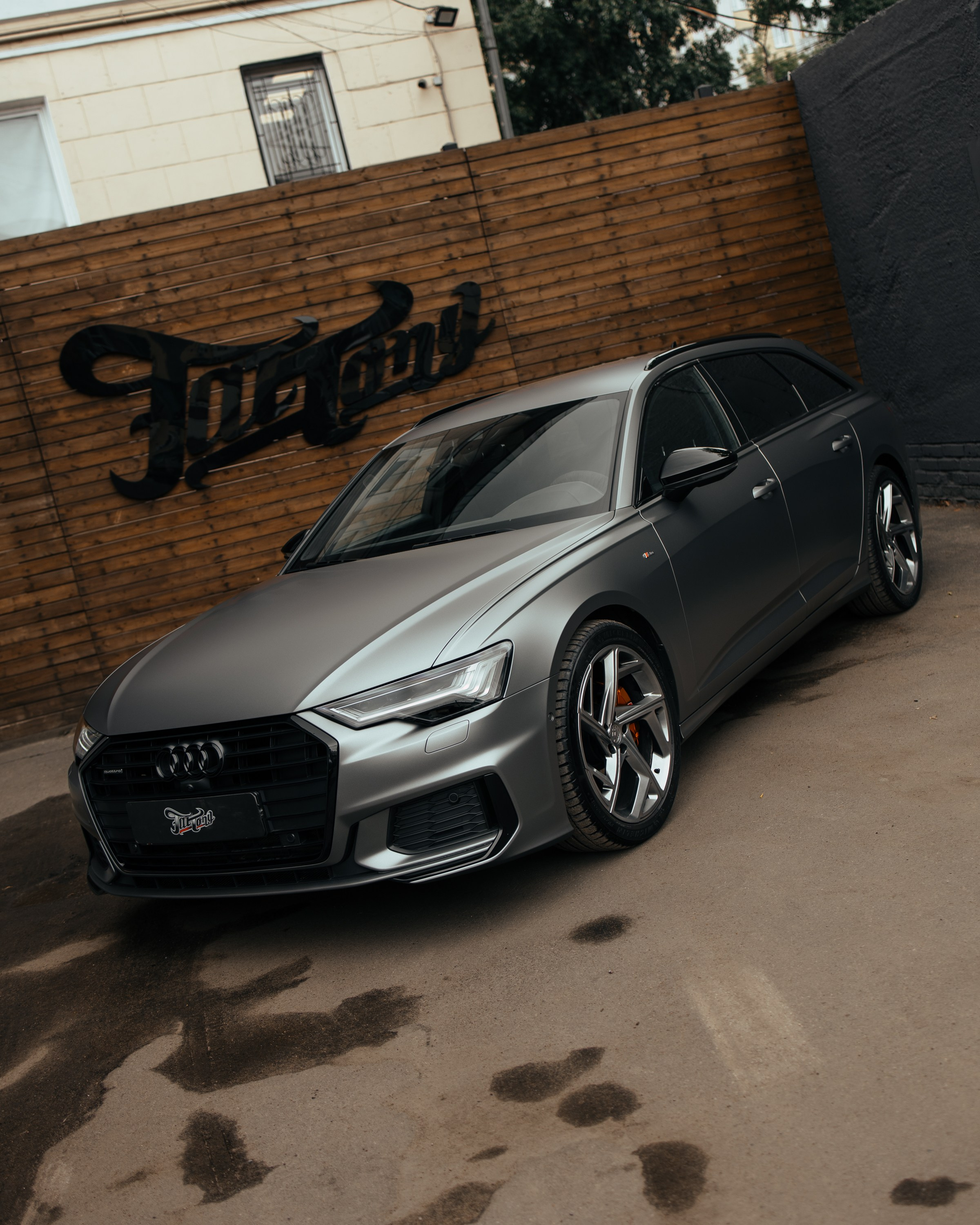 Audi A6 2 раза поменяла цвет, оклейка с проемами в зеленый и преклейка в серый. DeLorein