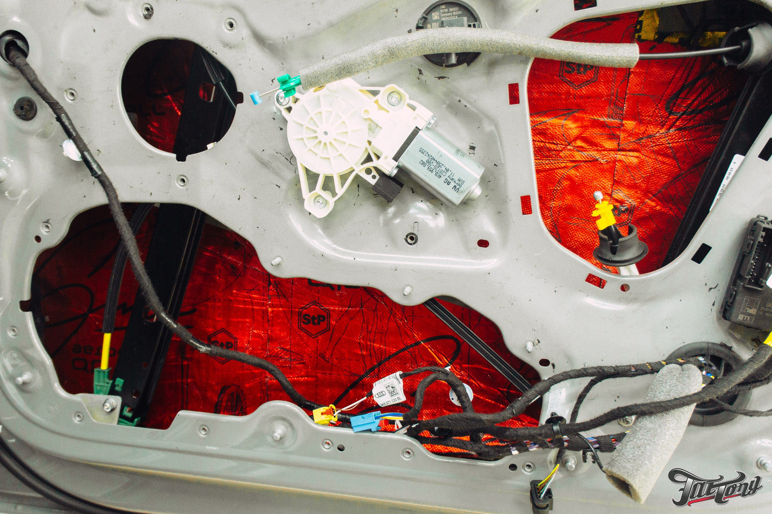 Audi RS6 снятие старой шумоизоляции и нанесение новой. DeLorein