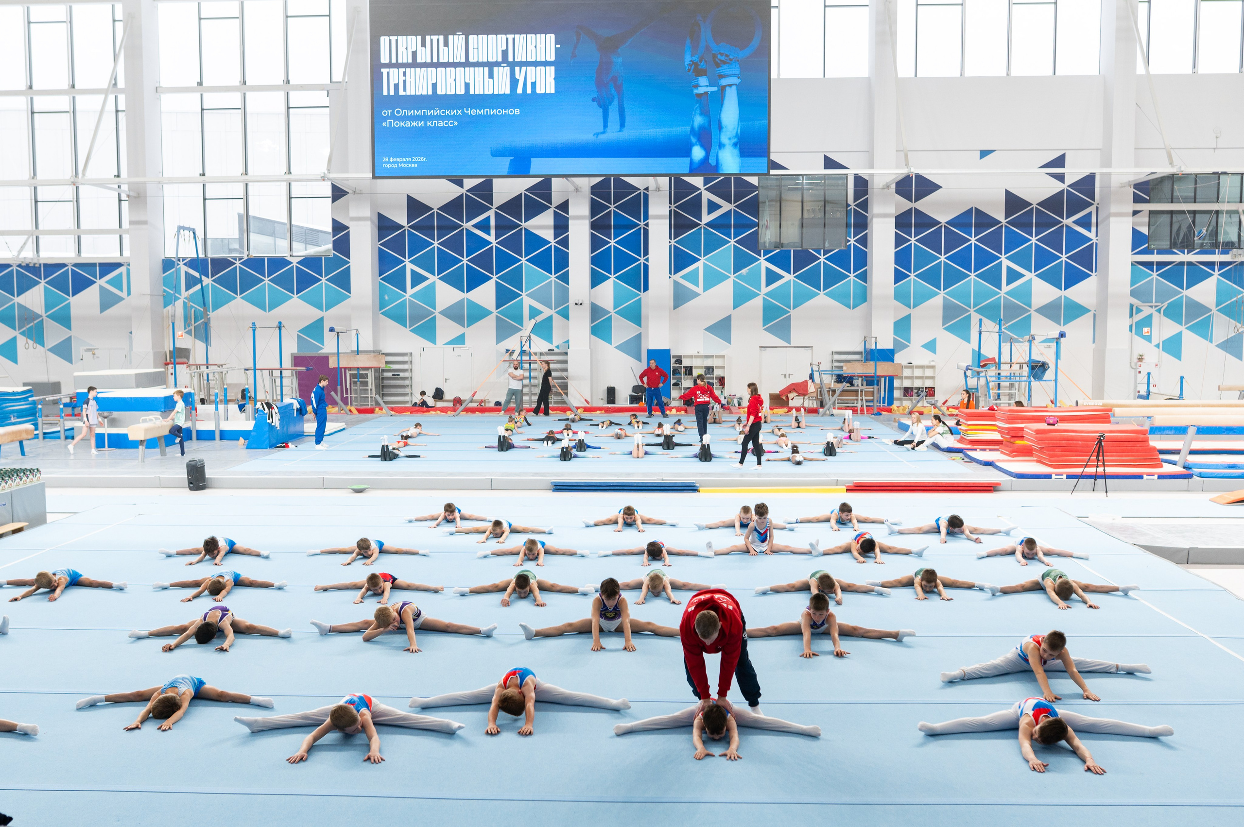 Открытый спортивно-тренировочный урок от Олимпийских Чемпионов «Покажи Класс» 2026. Фотограф спортивных событий в Москве Наталия Дёмина