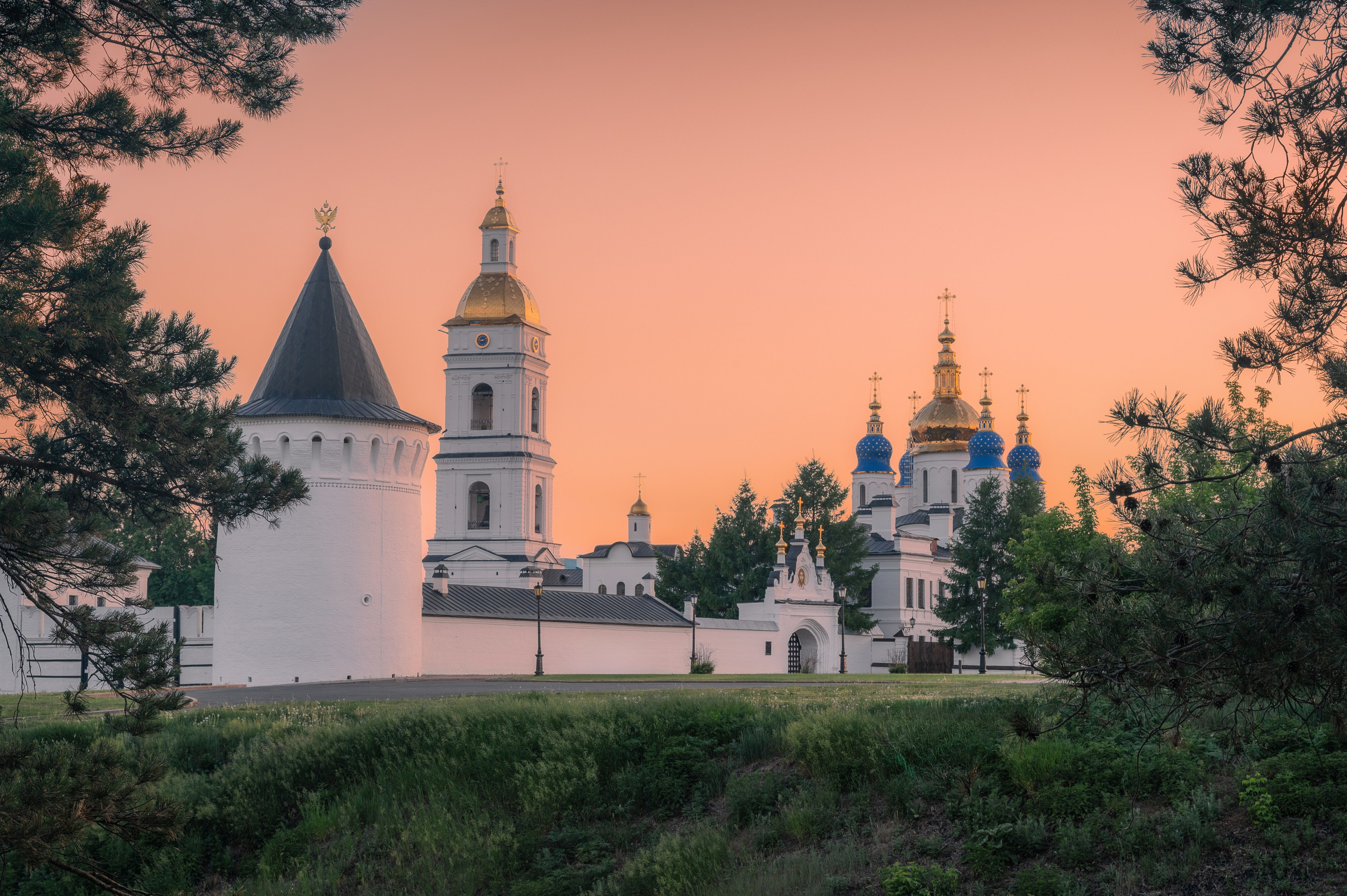 Тобольский кремль на фоне закатного неба