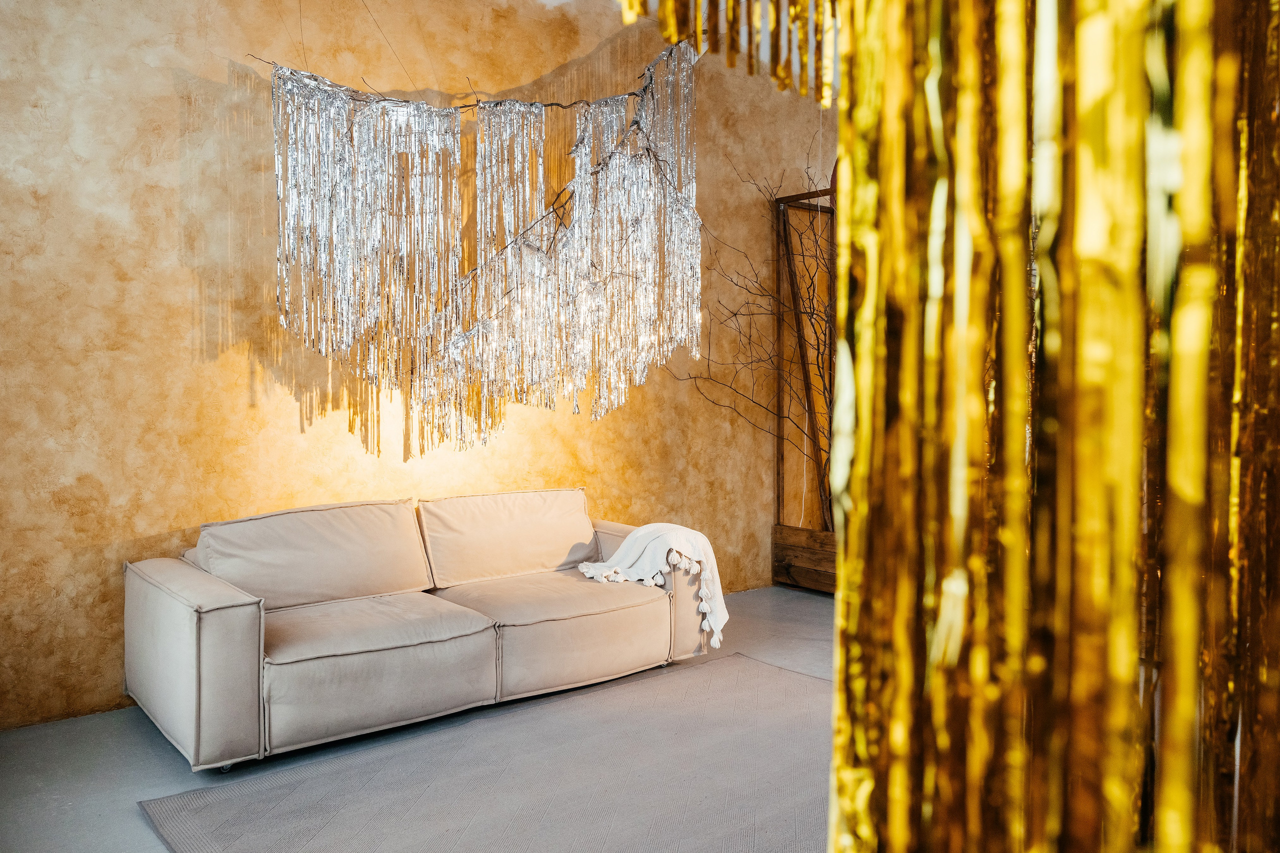 Фотосессии в студии Питер, зал Невский в Сургуте с профессиональным фотографом Анной Старцевой – ваш ключ к красивым и эмоциональным снимкам