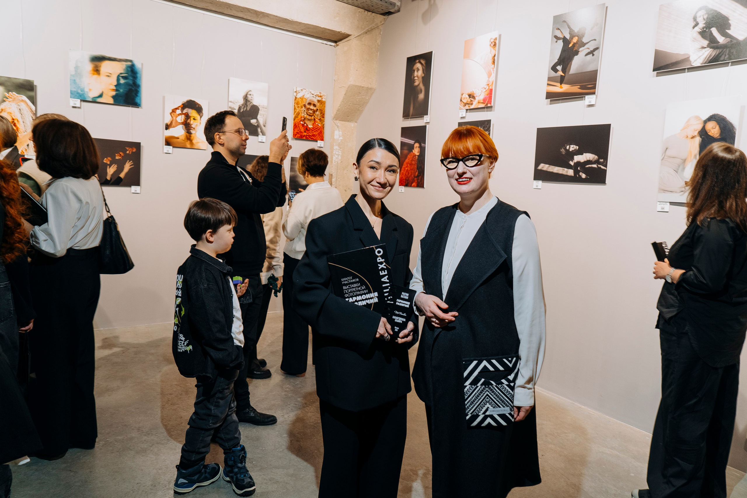 Вернисаж фотовыставки MFamilia «Гармония различий». Организация фотовыставок в Петербурге и Москве, MFamilia (МФамилия)