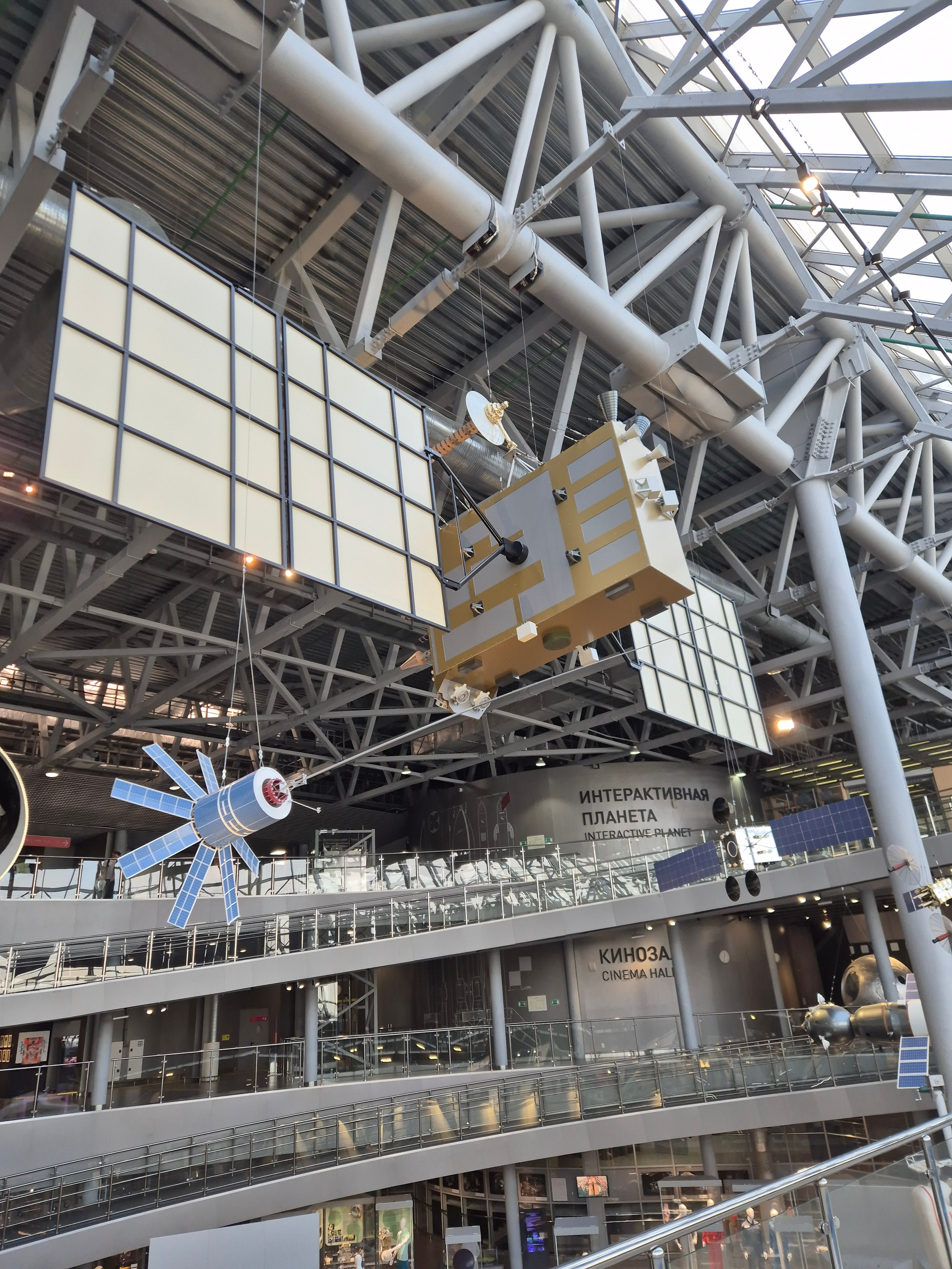 К XXI в. практичность вытеснила эстетику. Эта летающая коробочка - спутник ГЛОНАСС.