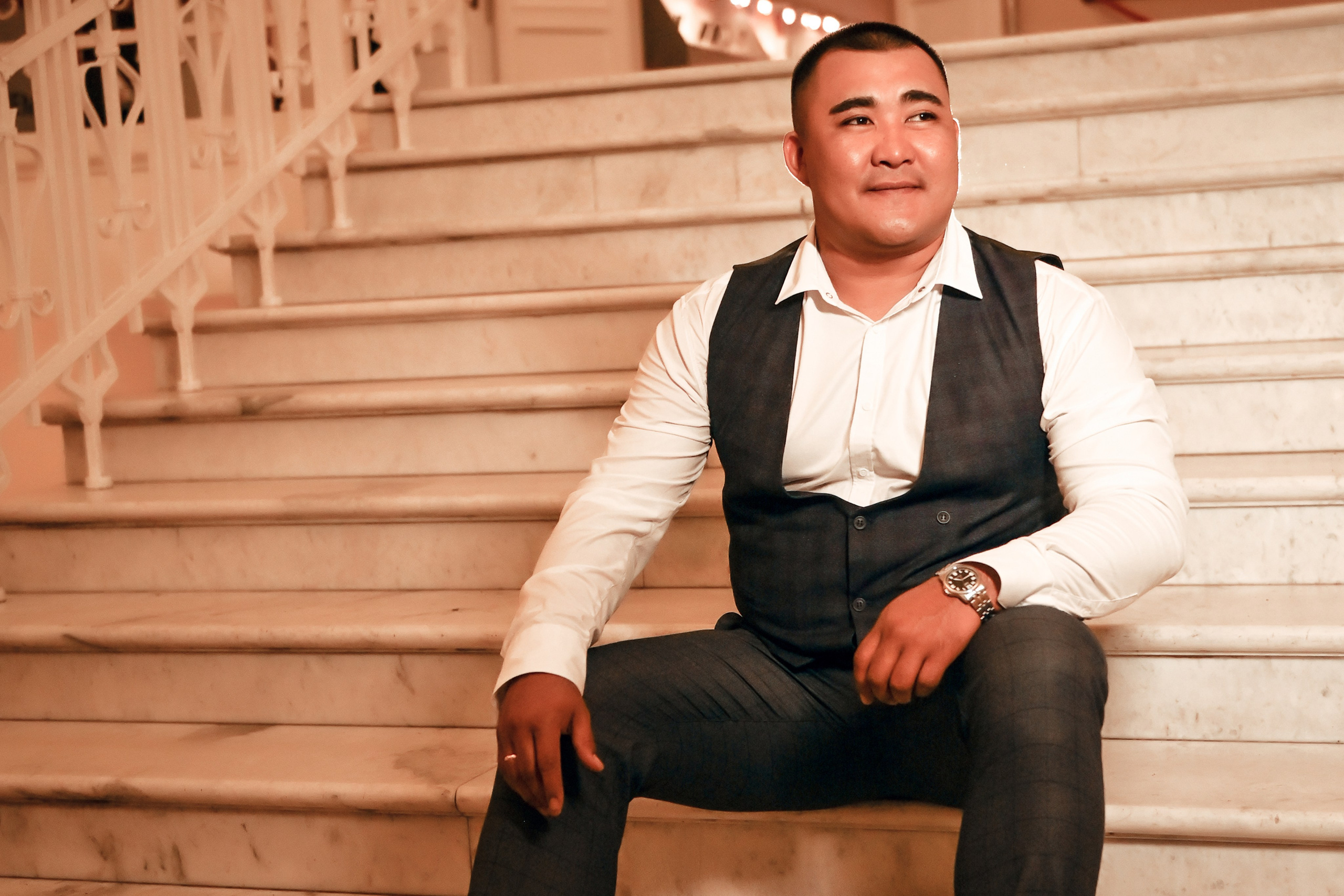 Небольшая свадебная серия в музее и прогулкой под дождем Эльмиры и Ризата. Свадебный, семейный, детский, контент фотограф в Омске Максим Ильин