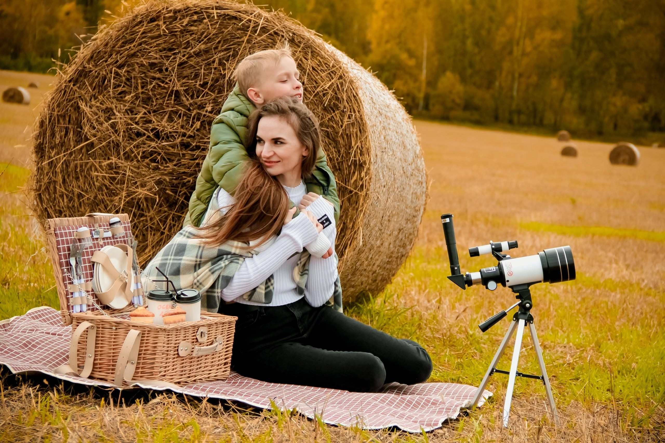 В поле с тюками. Семейный фотограф в р. п. Маслянино Саишева Мария