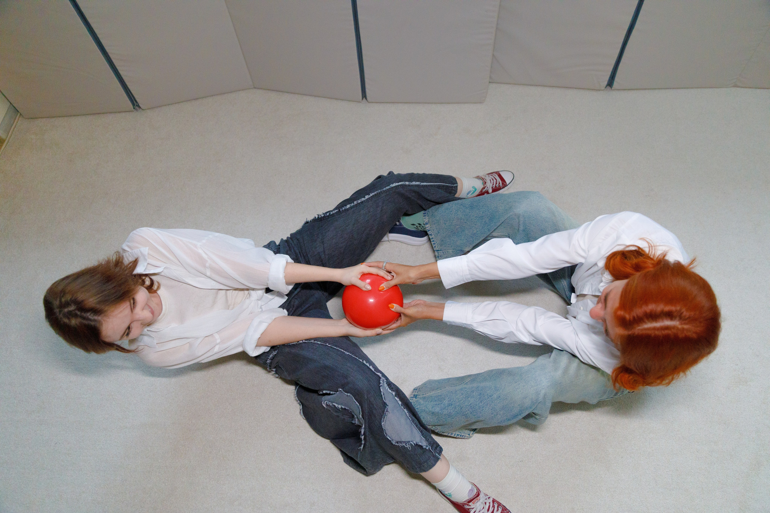 Юлианна и Анна в кабинете Dir Floor Time. Фотограф в Москве Слуцкая Наталья, репортаж, портрет, контент