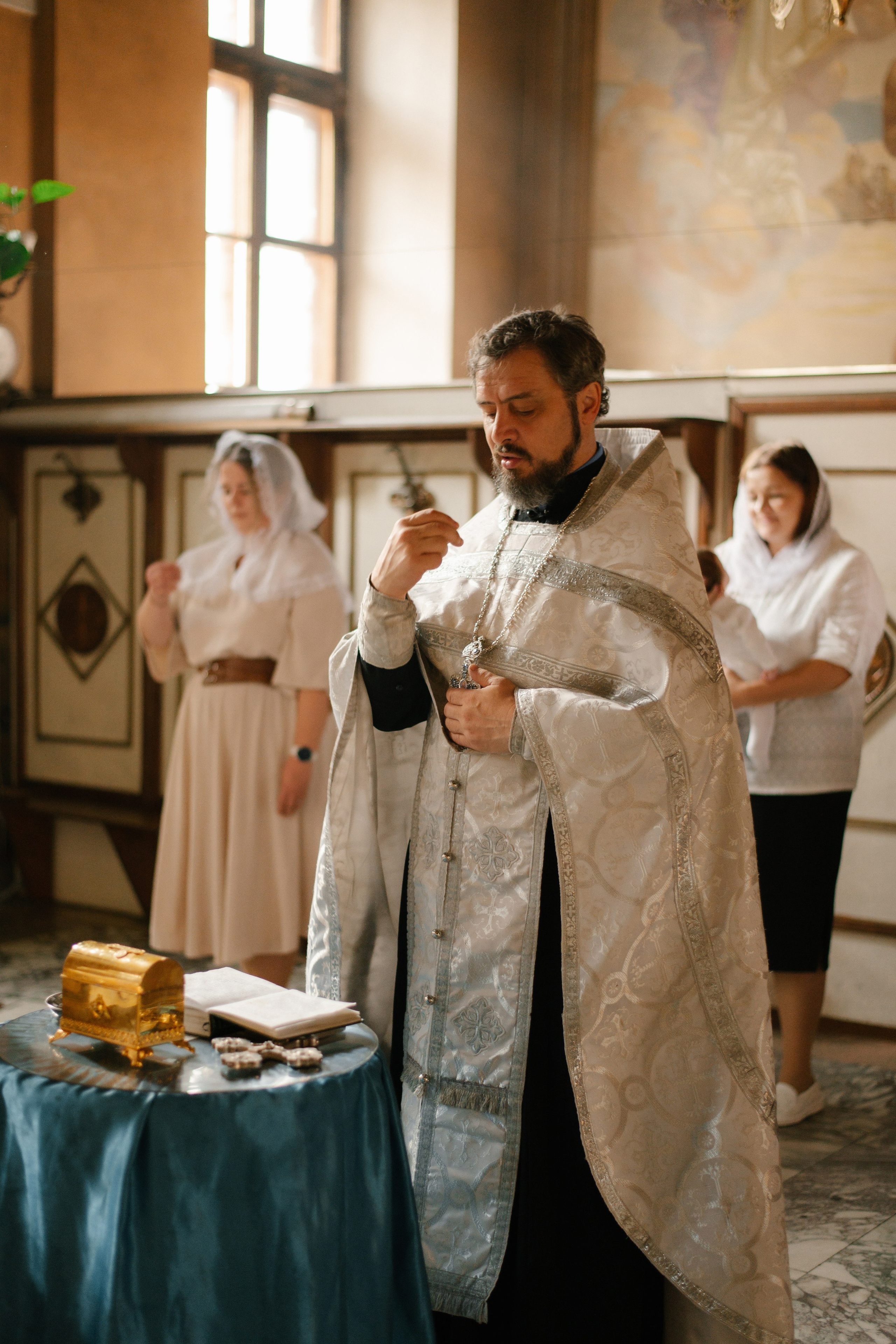 Фотограф на крещение. Фотосессия таинства крещения. Храм Воскресения Словущего в Даниловской Слободе. Семейный и свадебный фотограф в Москве Татьяна Николаева