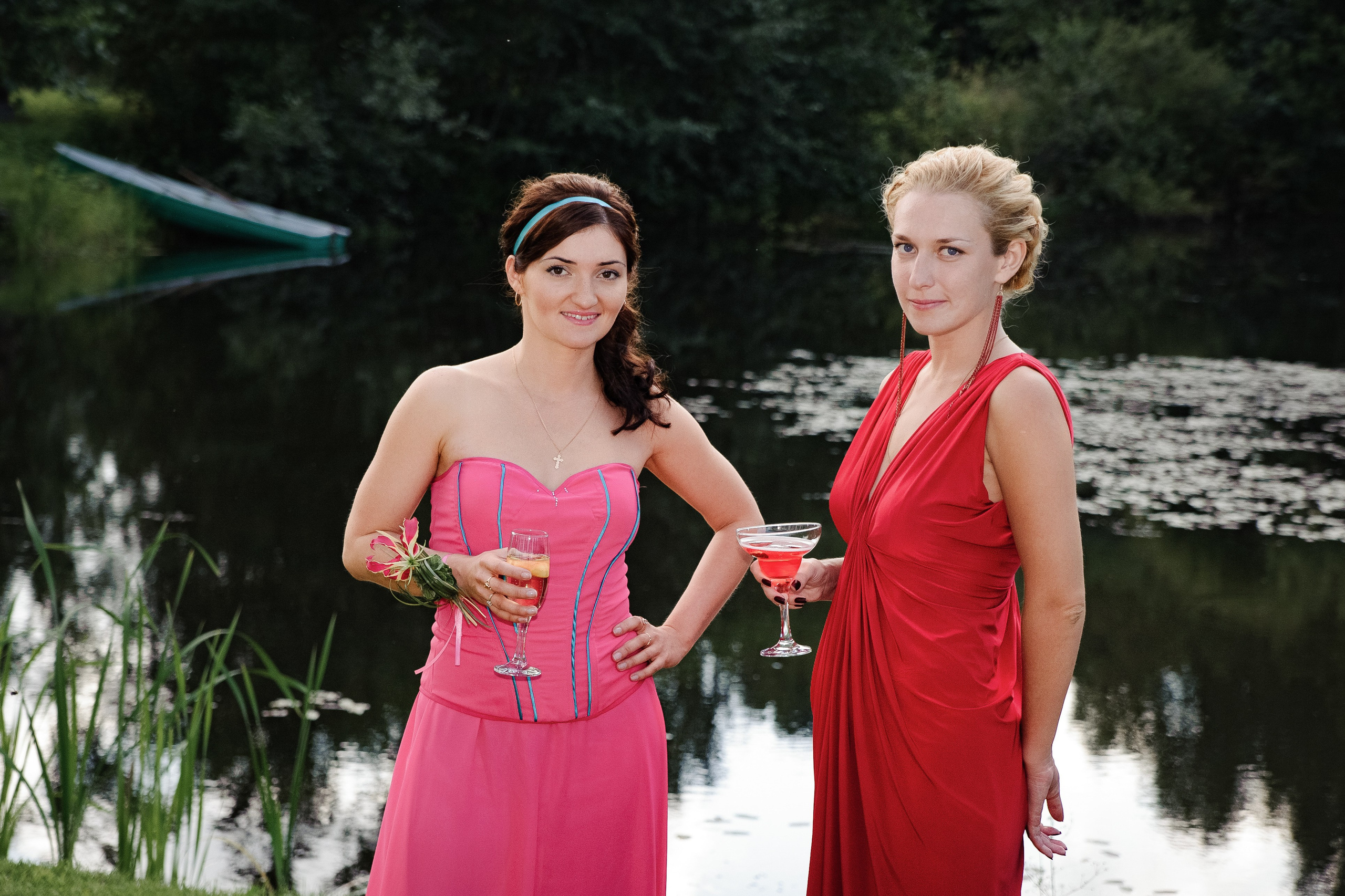 Свадебная фотосессия для гостей на прогулке.