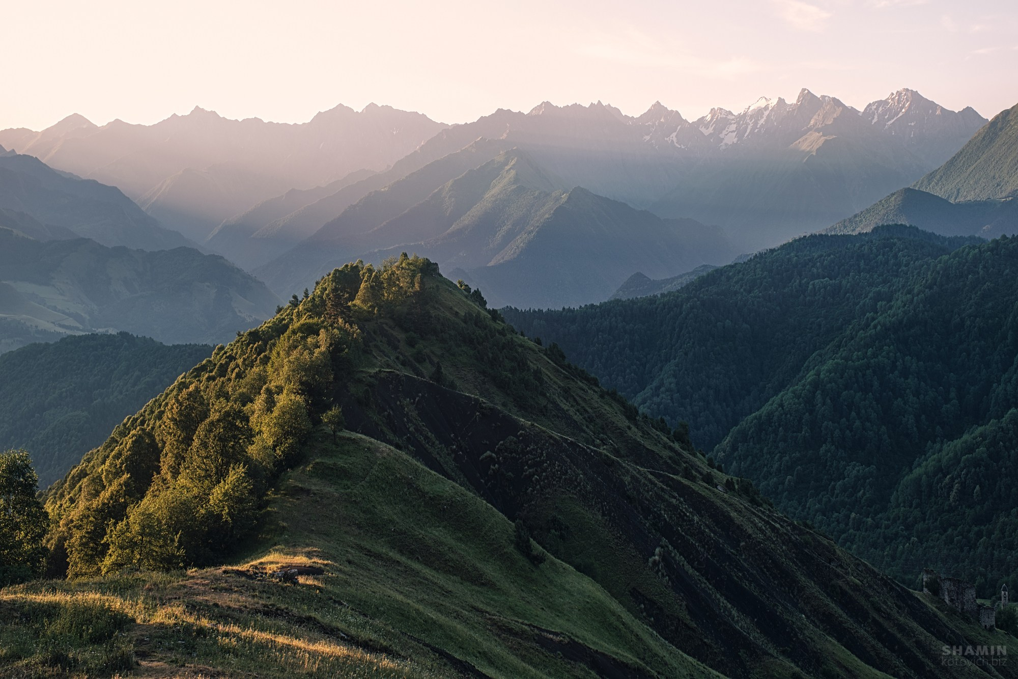 Пейзажи Ингушетии: горные хребты, башенные комплексы, долины и облака, снятые фотографом Константином Шаминым. Атмосферные кадры, передающие дух Кавказа, древнюю архитектуру и красоту природы Ингушетии. Фотограф Константин Шамин