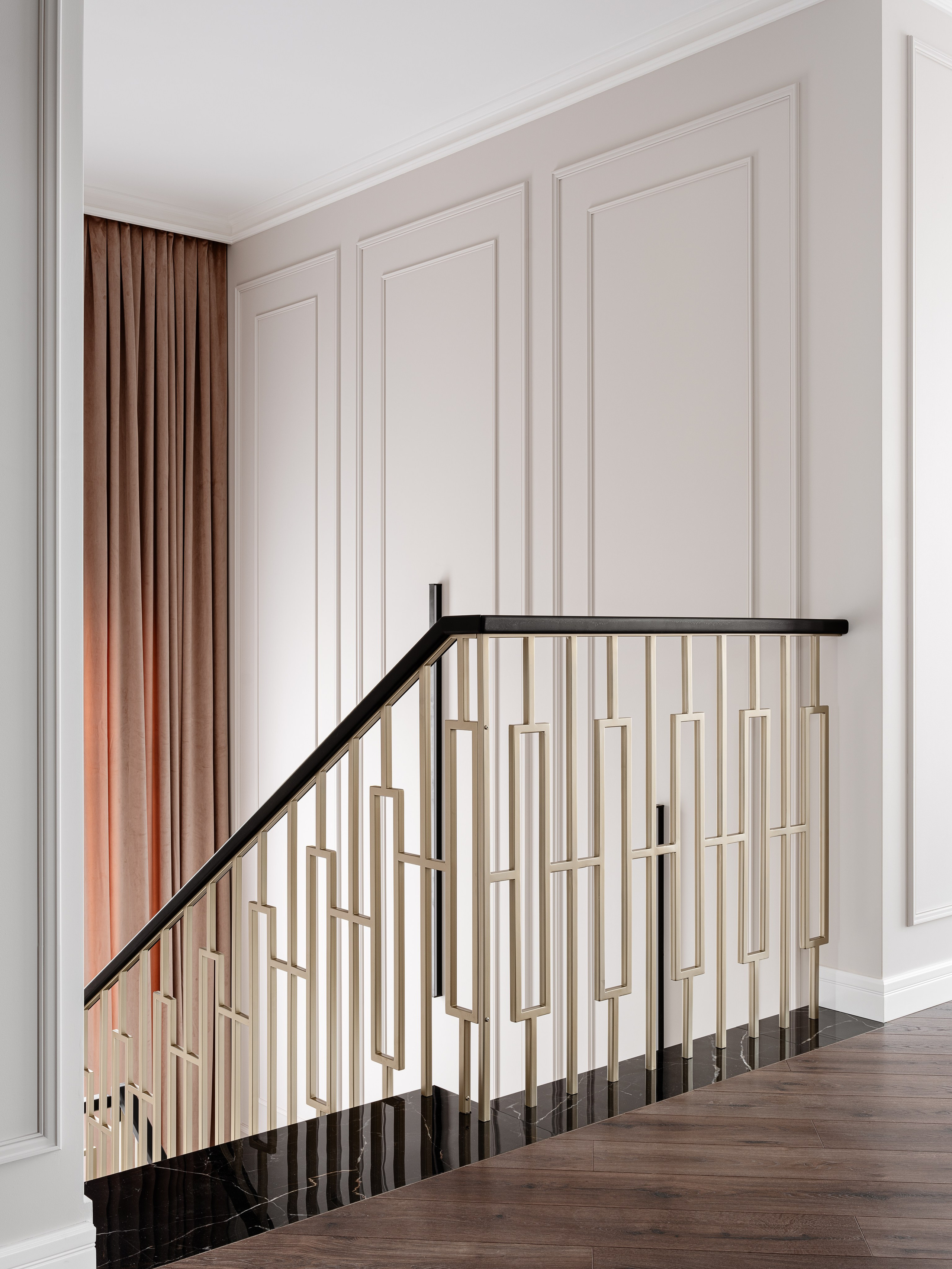 Современный интерьер дома с лестницей, ограждением в геометрическом стиле и декоративными панелями на стенах, элегантный дизайн от Евгении Ермошиной, интерьерная фотосъёмка Сергея Денисенко.