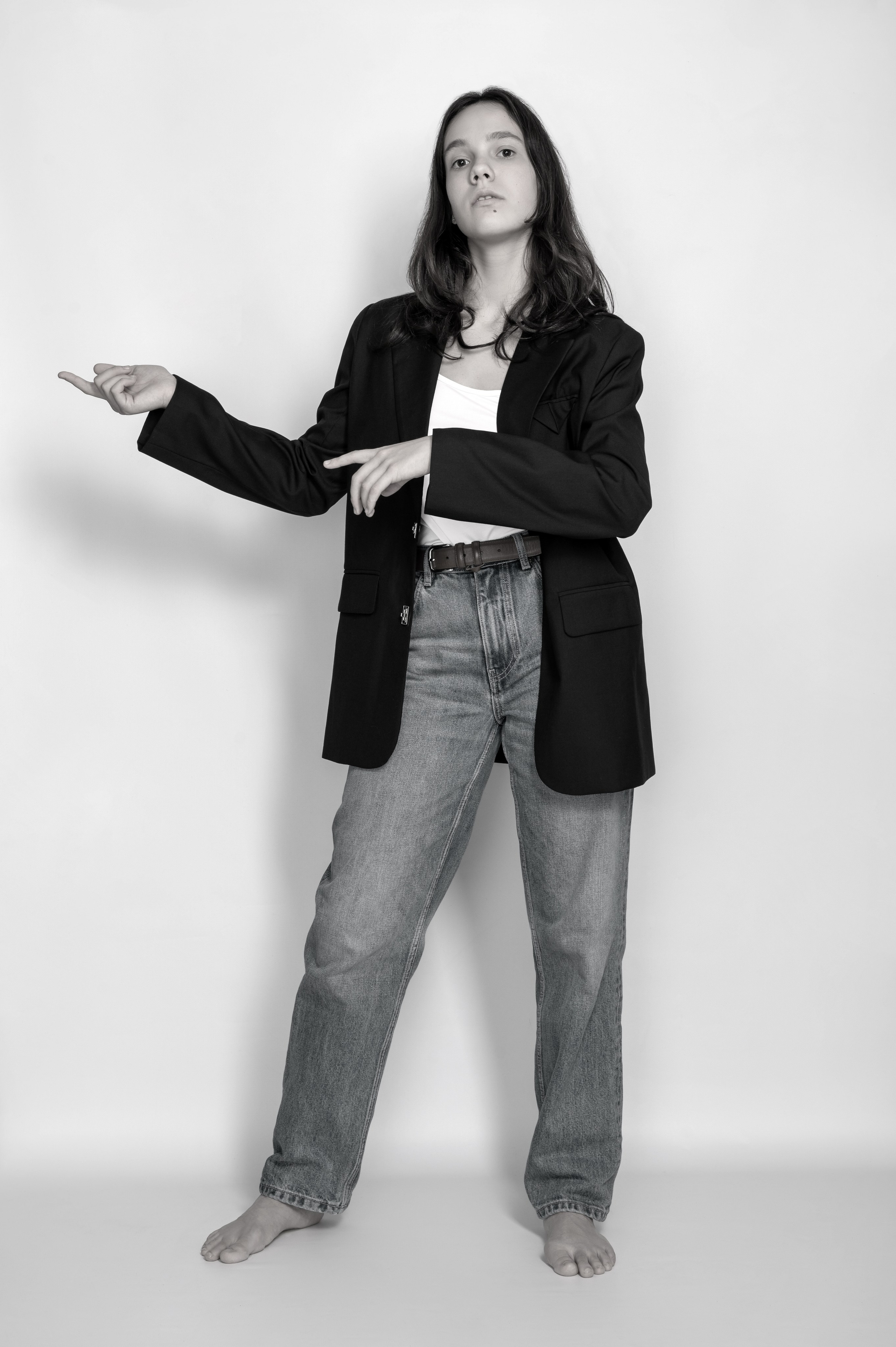 Модельное портфолио, девушка в джинсах и черном пиджаке, съемка для модельного агентства, модельные тесты